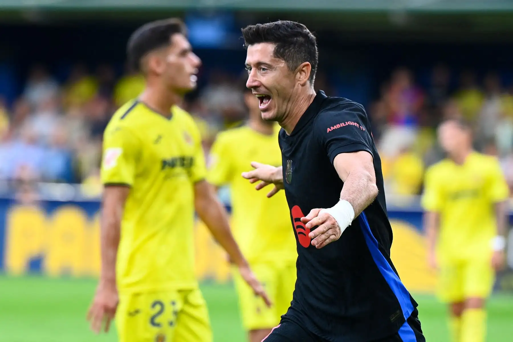 El delantero polaco del Barcelona, ​​Robert Lewandowski, celebra después de marcar el primer gol de su equipo durante el partido de fútbol de la liga española entre el Villarreal CF y el FC Barcelona en el estadio La Cerámica en Vila-real. 
Foto: ANDINA/AFP