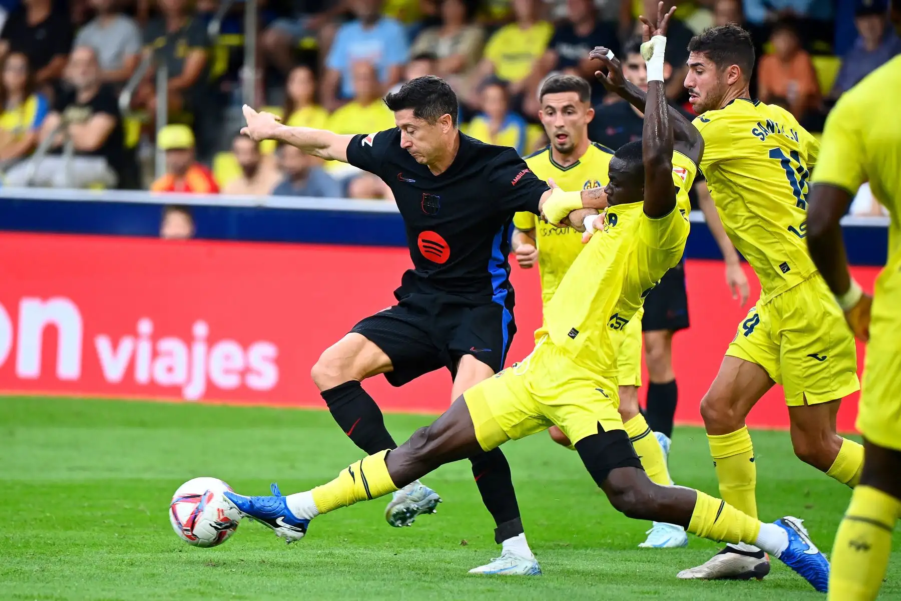 Lucha por el balón con el defensa caboverdiano del Villarreal  Logan Costa y el delantero polaco del Barcelona Robert Lewandowski durante el partido de fútbol de la liga española entre el Villarreal CF y el FC Barcelona. 
Foto: ANDINA/AFP