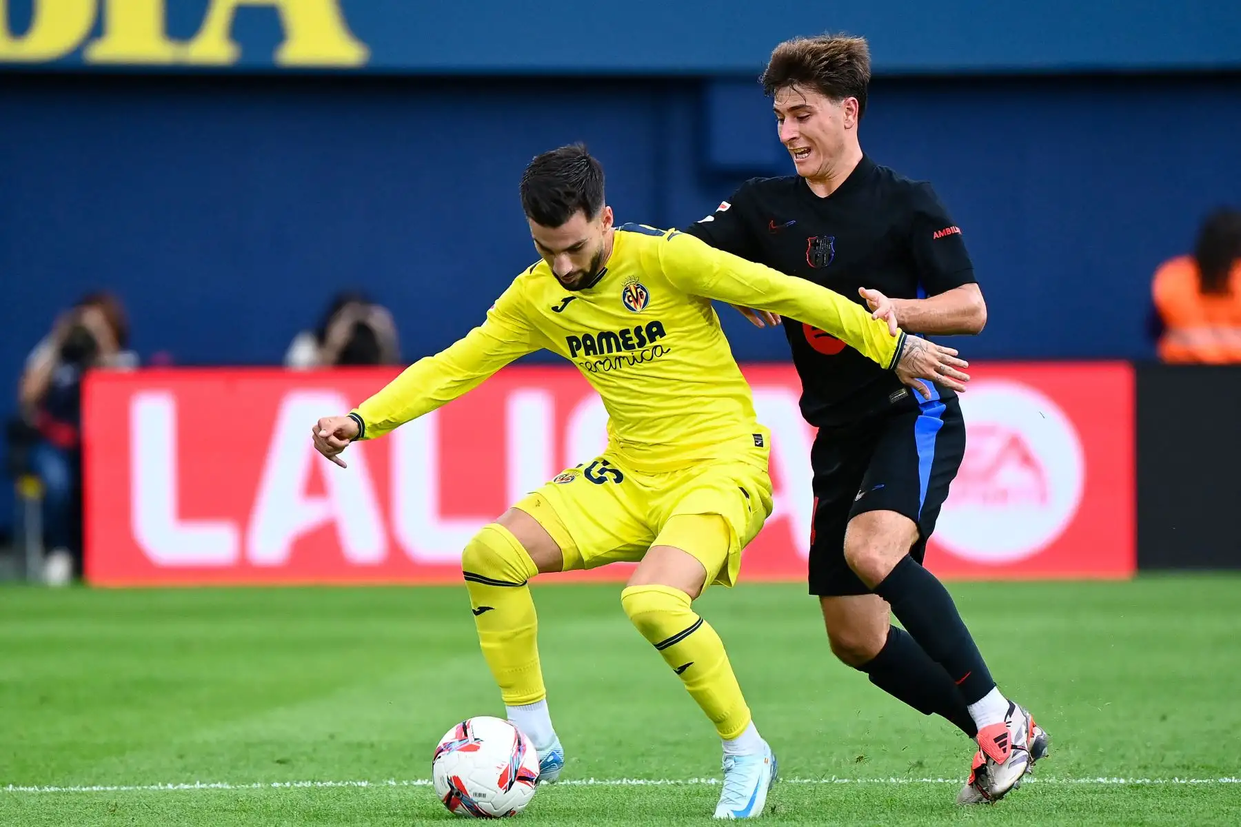 El centrocampista español del Villarreal  Alex Baena lucha por el balón con el centrocampista español del Barcelona Pablo Torre durante el partido de fútbol de la liga española entre el Villarreal CF y el FC Barcelona. 
Foto. ANDINA/AFP