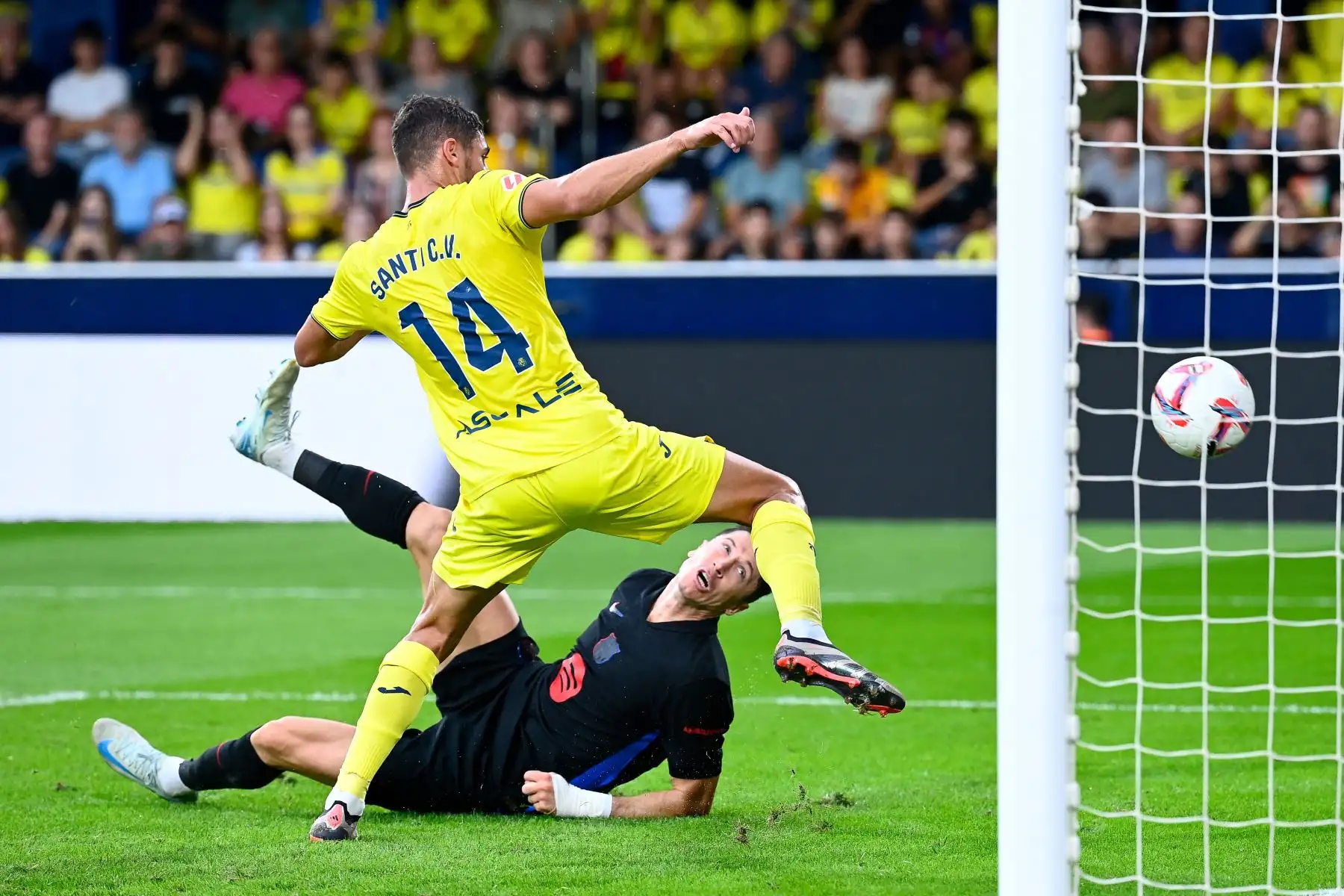 El delantero polaco del Barcelona, ​​Robert Lewandowski, patea el balón más allá del 14 y marca el segundo gol de su equipo durante el partido de fútbol de la liga española entre el Villarreal CF y el FC Barcelona.  Foto: ANDINA/ AFP