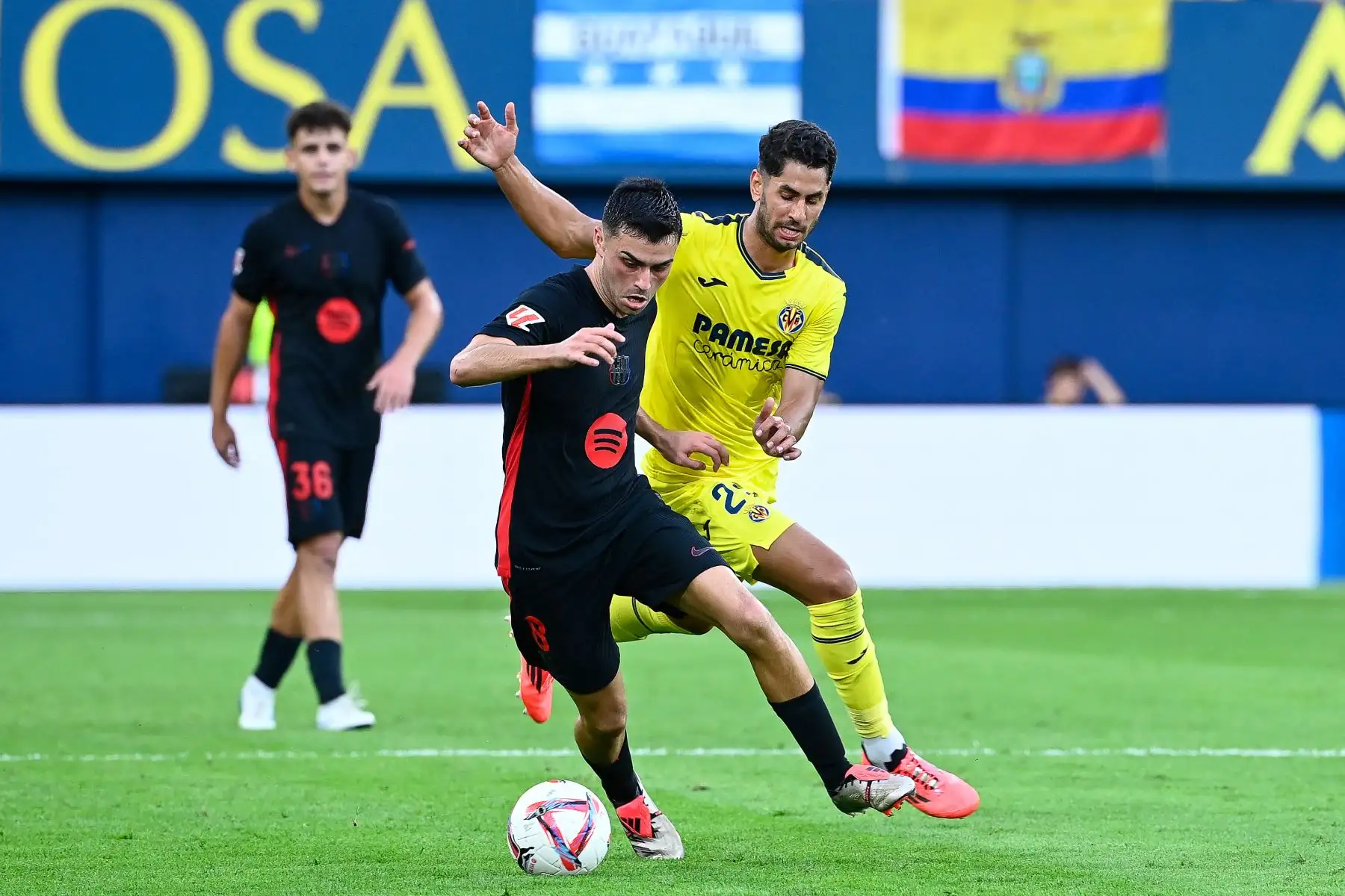 El centrocampista español del Barcelona  Pedri lucha por el balón con el delantero español del Villarreal Ayoze Pérez Gutiérrez durante el partido de fútbol de la liga española entre el Villarreal CF y el FC Barcelona.  
Foto: ANDINA/AFP