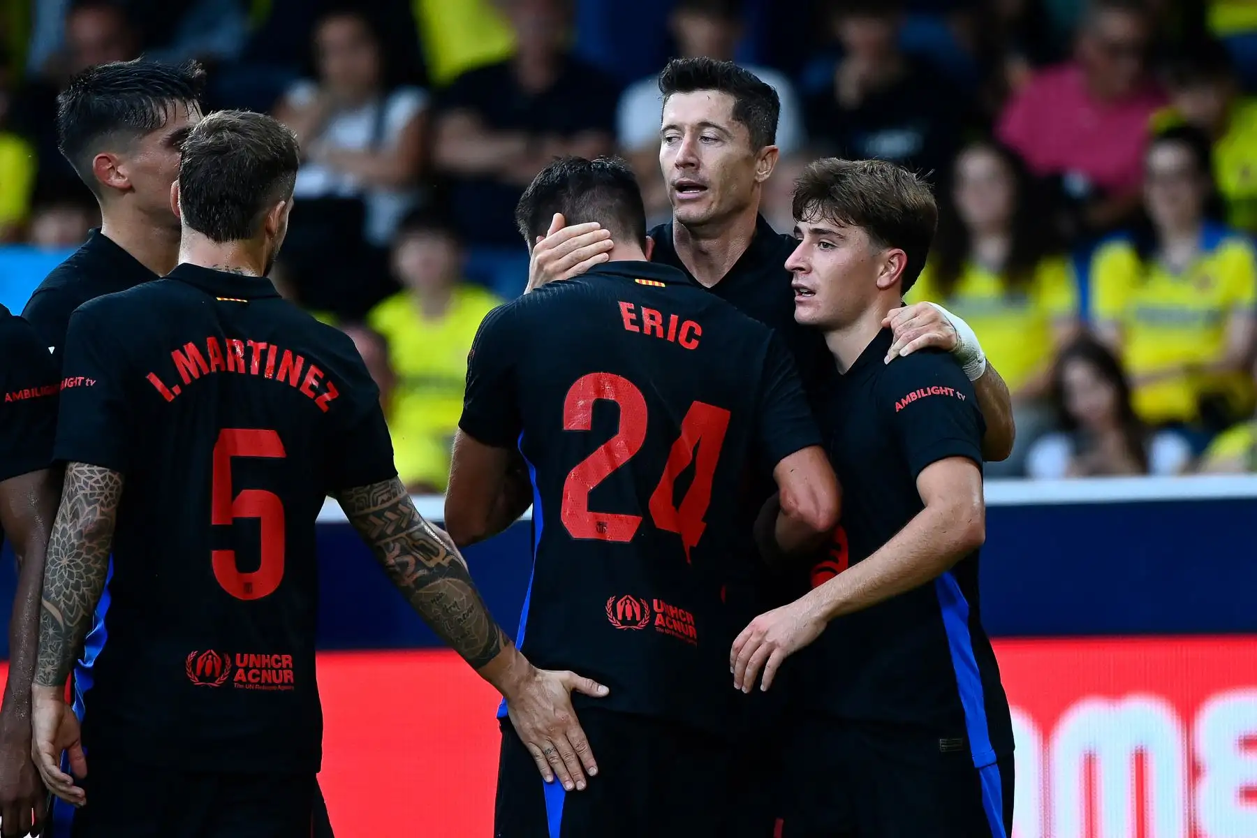 El delantero polaco del Barcelona, ​​Robert Lewandowski, celebra con sus compañeros después de marcar el segundo gol de su equipo durante el partido de fútbol de la liga española entre el Villarreal CF y el FC Barcelona. Foto: ANDINA/ AFP