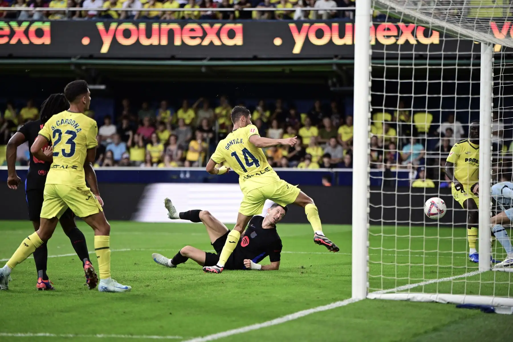 El delantero polaco del FC Barcelona, ​​Robert Lewandowski, tras rematar ante el centrocampista del Villarreal, Santi Comesaña, para conseguir el segundo gol del equipo barcelonista durante el encuentro correspondiente a la sexta jornada de Laliga EA Sports que disputan hoy Domingo FC Barcelona y Villarreal.  Foto: ANDINA/EFE