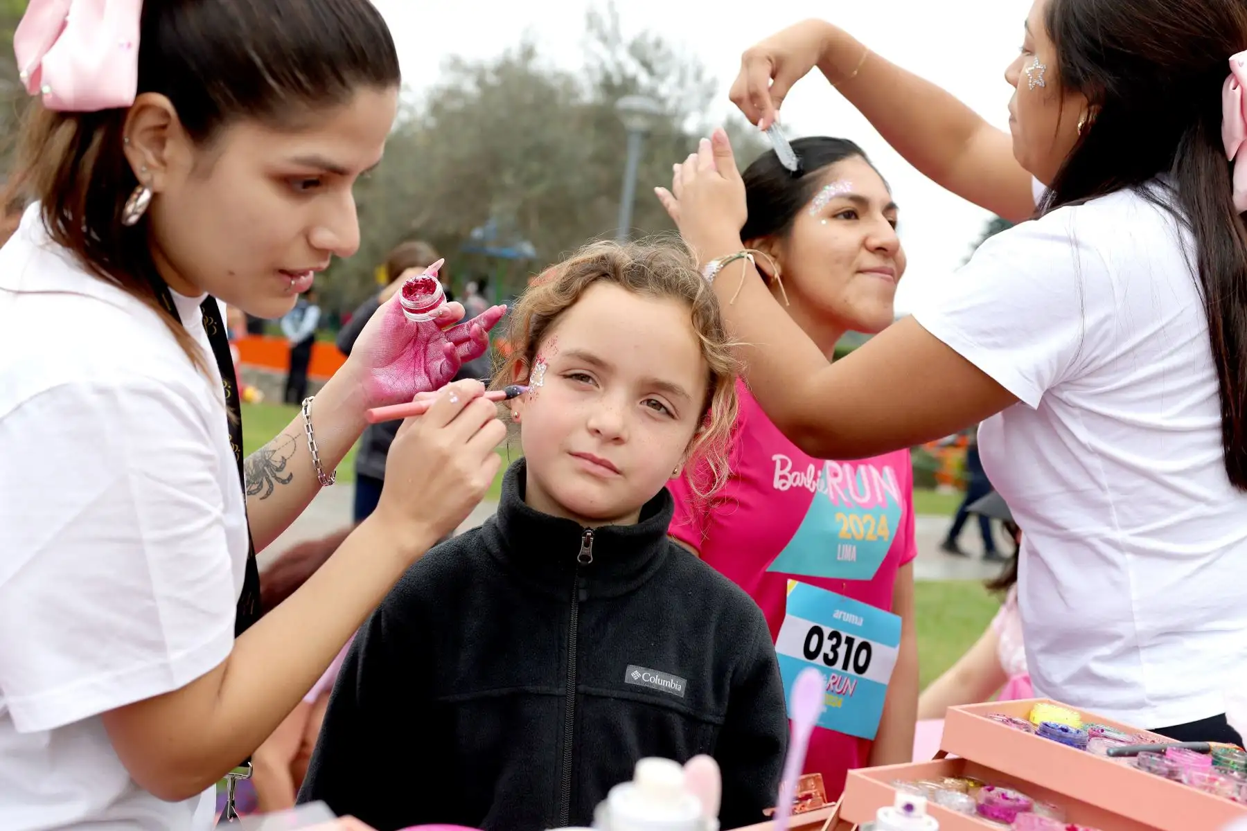 Más de cinco mil personas participaron en la carrera Barbie Run en San Borja, Lima, para celebrar el 65 aniversario de la icónica muñeca. Con distancias de 5 y 10 km, el evento incluyó actividades, regalos y un kit de corredor conmemorativo. Barbie continúa inspirando a generaciones de niñas a explorar su potencial ilimitado. Foto: ANDINA/Lino Chipana