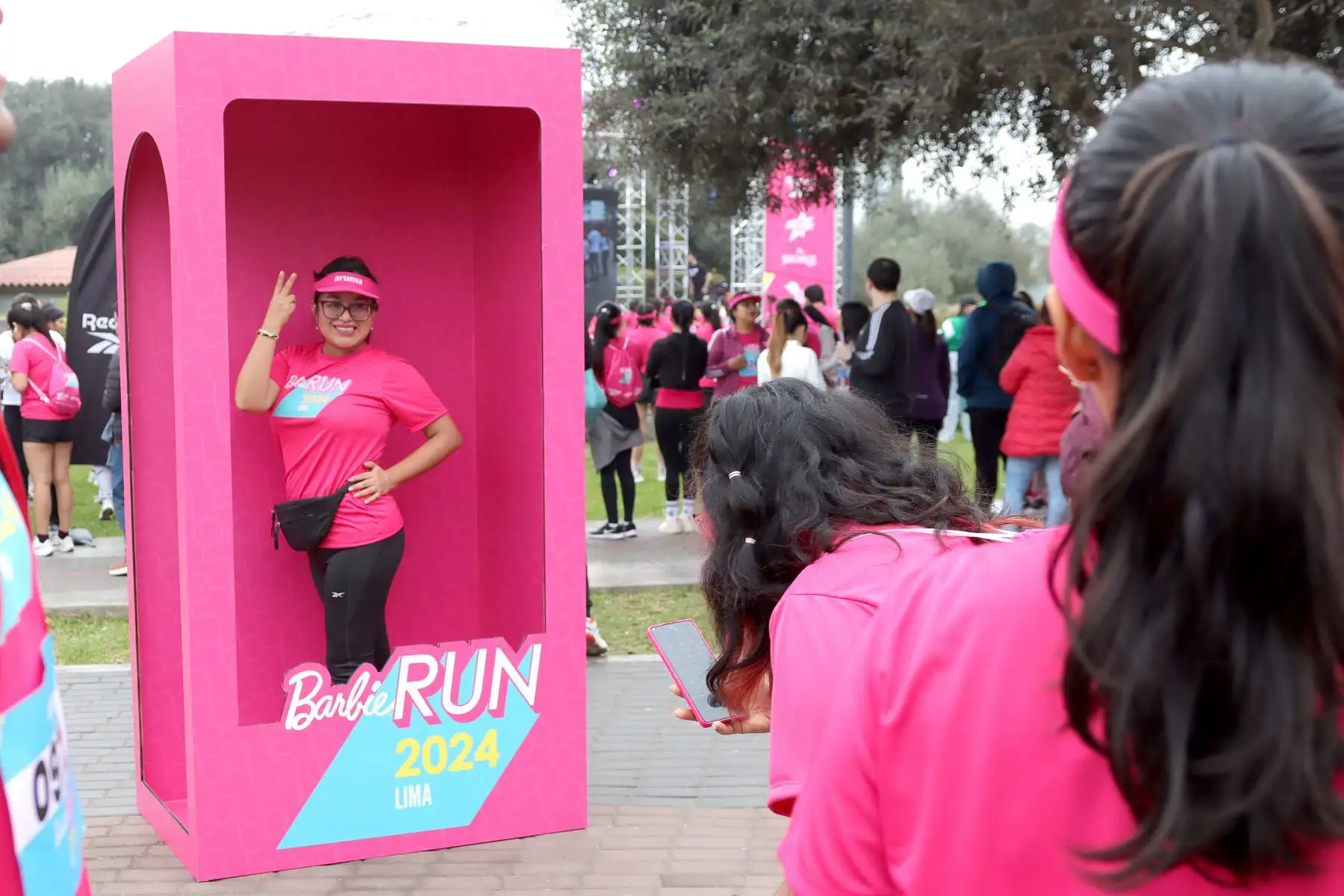 Más de cinco mil personas participaron en la carrera Barbie Run en San Borja, Lima, para celebrar el 65 aniversario de la icónica muñeca. Con distancias de 5 y 10 km, el evento incluyó actividades, regalos y un kit de corredor conmemorativo. Barbie continúa inspirando a generaciones de niñas a explorar su potencial ilimitado. Foto: ANDINA/Lino Chipana
