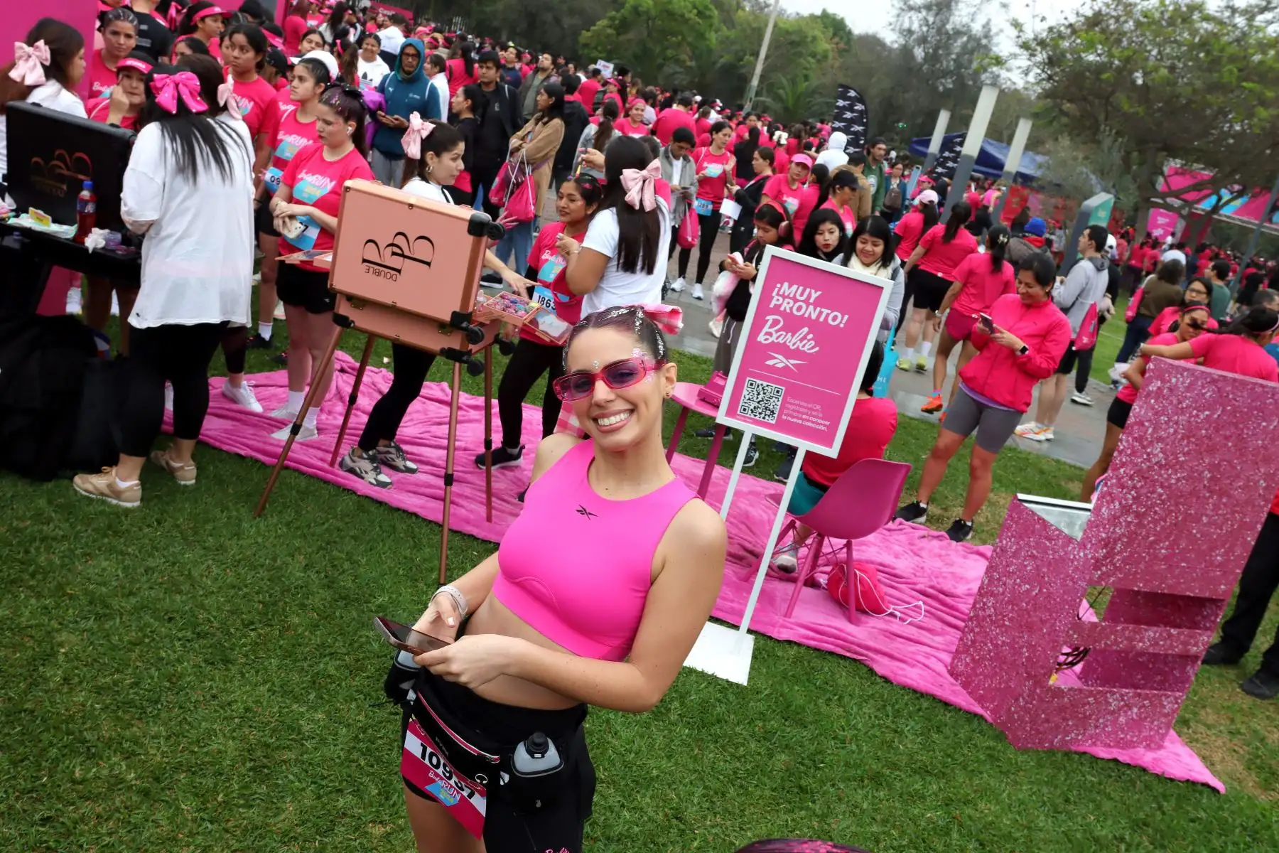 Más de cinco mil personas participaron en la carrera Barbie Run en San Borja, Lima, para celebrar el 65 aniversario de la icónica muñeca. Con distancias de 5 y 10 km, el evento incluyó actividades, regalos y un kit de corredor conmemorativo. Barbie continúa inspirando a generaciones de niñas a explorar su potencial ilimitado. Foto: ANDINA/Lino Chipana