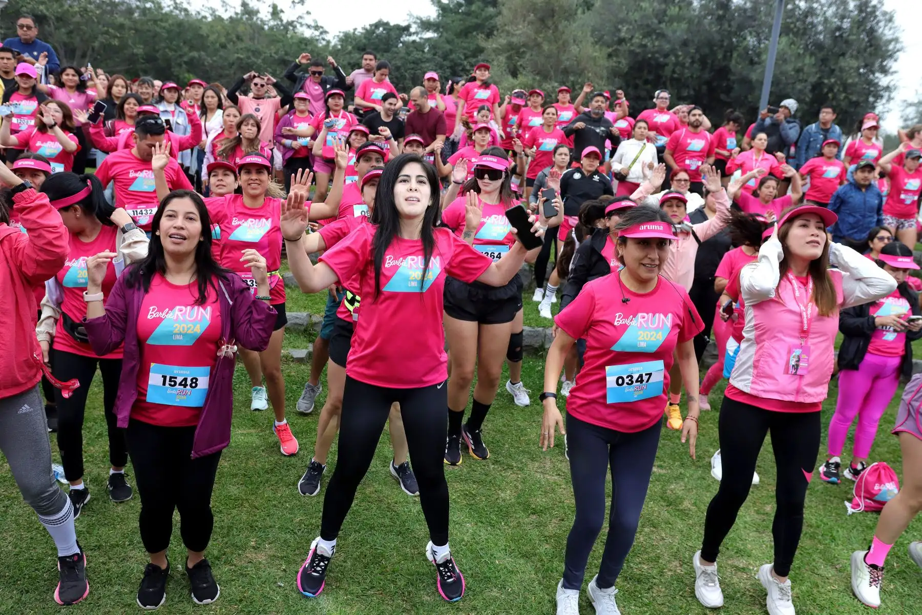 Más de cinco mil personas participaron en la carrera Barbie Run en San Borja, Lima, para celebrar el 65 aniversario de la icónica muñeca. Con distancias de 5 y 10 km, el evento incluyó actividades, regalos y un kit de corredor conmemorativo. Barbie continúa inspirando a generaciones de niñas a explorar su potencial ilimitado. Foto: ANDINA/Lino Chipana