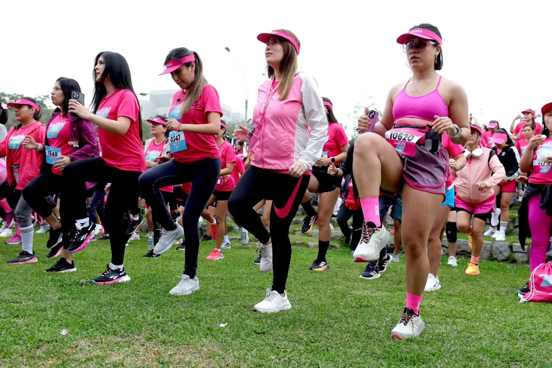 Más de cinco mil personas participaron en la carrera Barbie Run en San Borja, Lima, para celebrar el 65 aniversario de la icónica muñeca. Con distancias de 5 y 10 km, el evento incluyó actividades, regalos y un kit de corredor conmemorativo. Barbie continúa inspirando a generaciones de niñas a explorar su potencial ilimitado. Foto: ANDINA/Lino Chipana