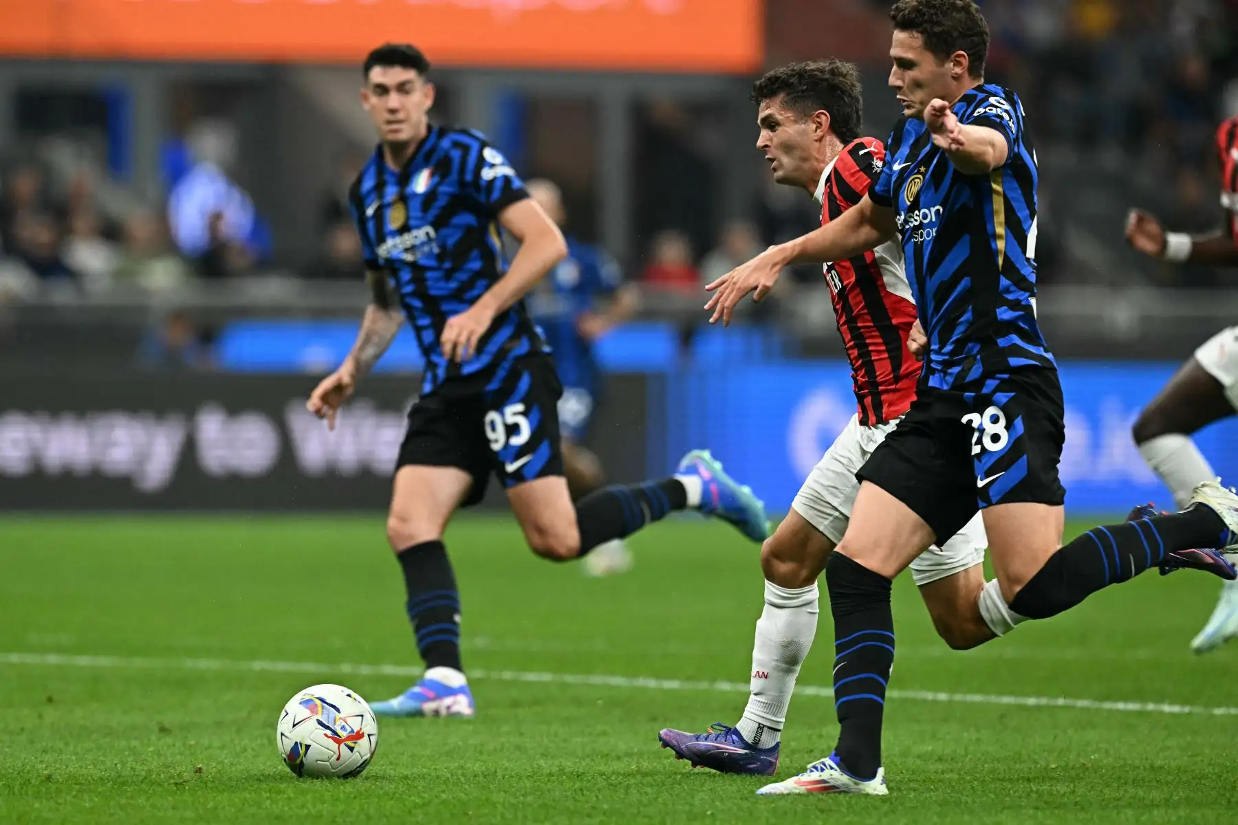 El delantero estadounidense del AC Milan, Christian Pulisic, marca el primer gol de su equipo durante el partido de fútbol de la Serie A italiana entre el Inter y el AC Milan en el estadio San Siro en Milán. Foto: ANDINA/AFP