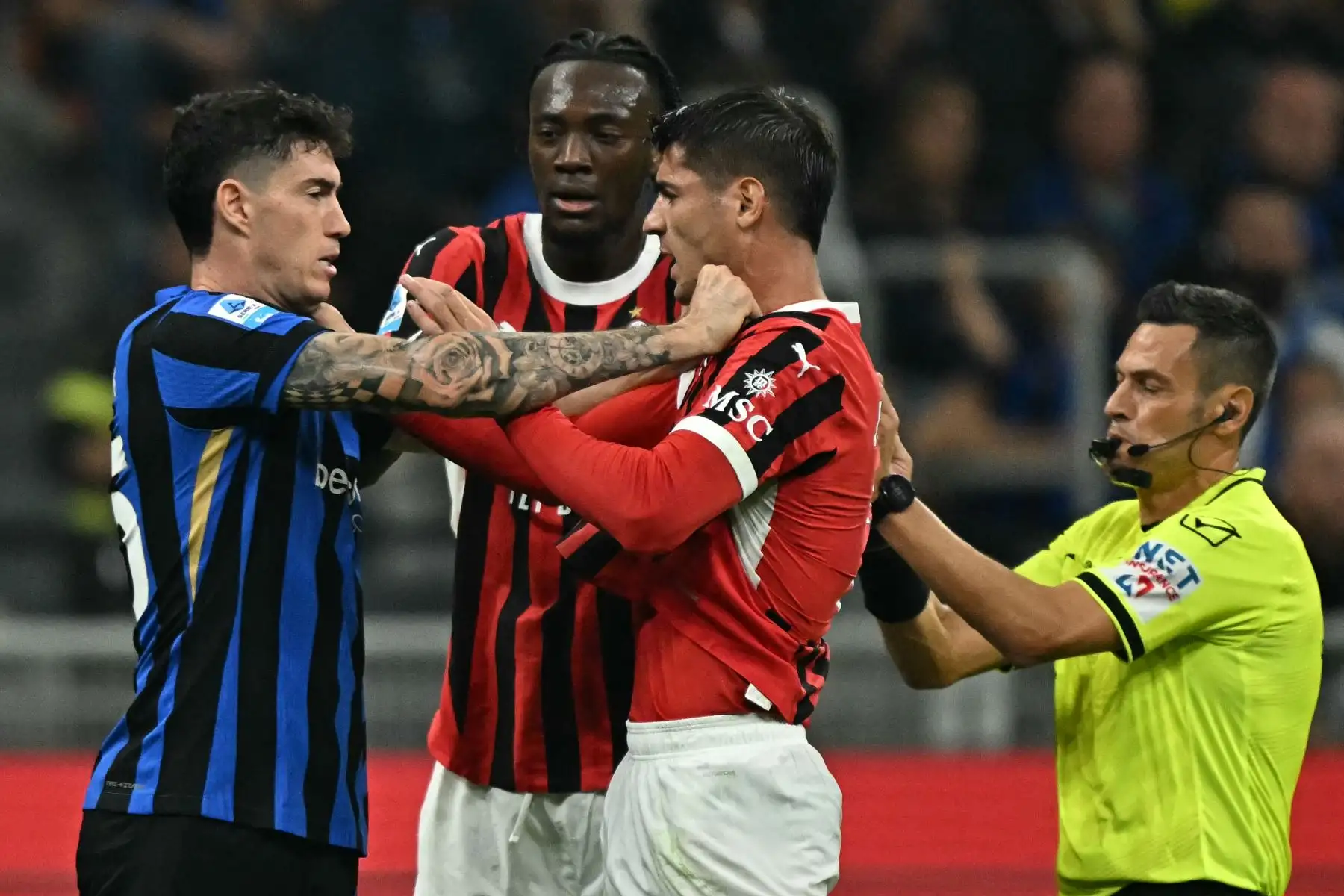 El defensa italiano del Inter de Milán, Alessandro Bastoni, pelea con el delantero español del AC Milan, Álvaro Morata, durante el partido de fútbol de la Serie A italiana entre el Inter y el AC Milan. Foto: ANDINA/AFP