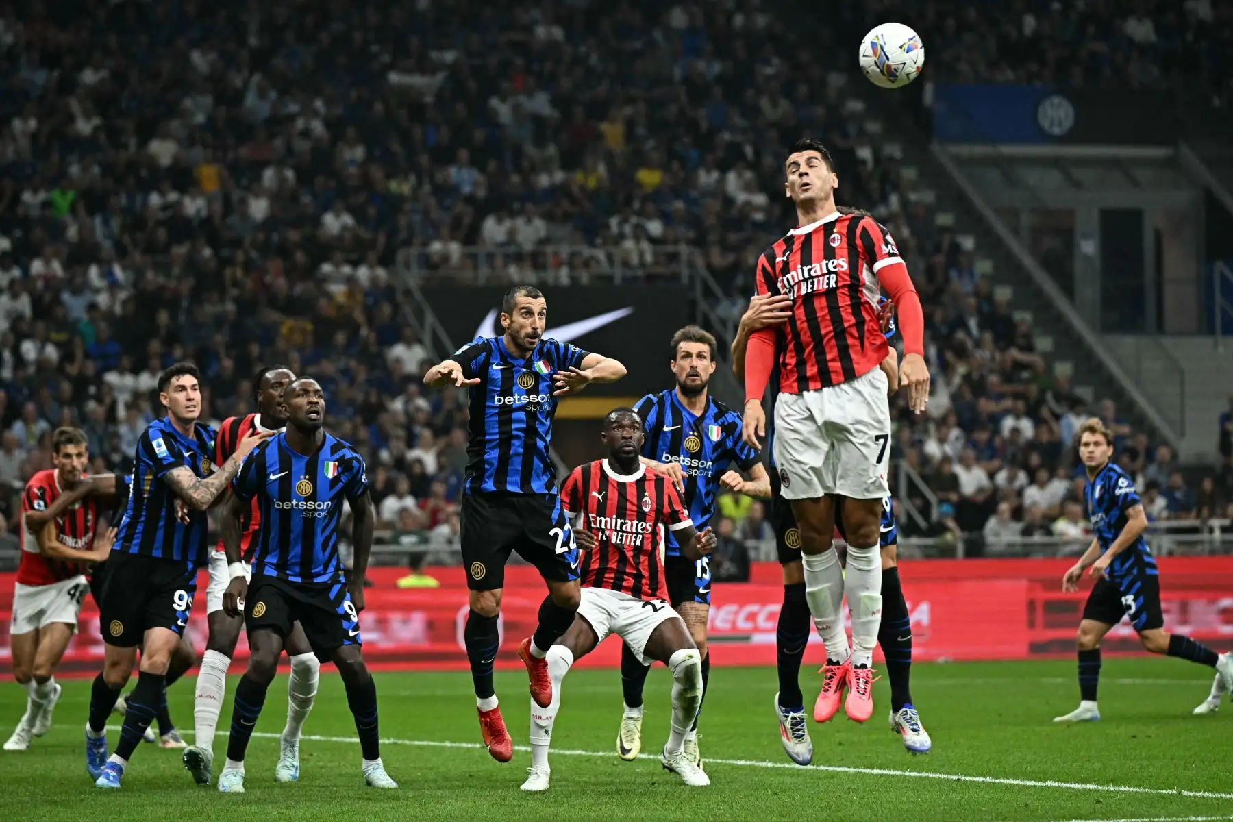 El delantero español del AC Milan, Álvaro Morata, salta por el balón durante el partido de fútbol de la Serie A italiana entre el Inter y el AC Milan en el estadio San Siro en Milán. Foto. ANDINA/AFP