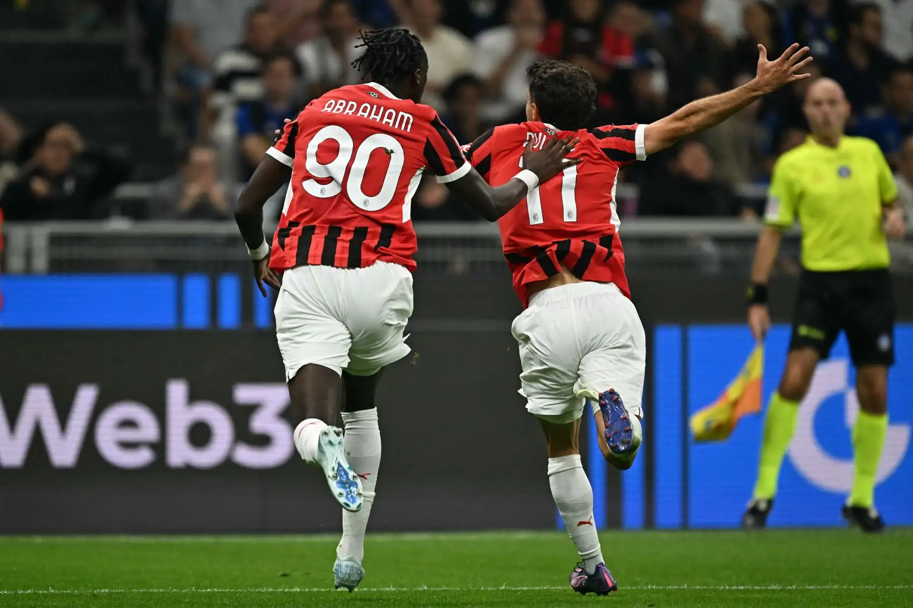 El delantero estadounidense del AC Milan, Christian Pulisic, celebra con el delantero inglés del AC Milan, Tammy Abraham, después de marcar el primer gol de su equipo durante el partido de fútbol de la Serie A italiana entre el Inter y el AC Milan. Foto:AFP
