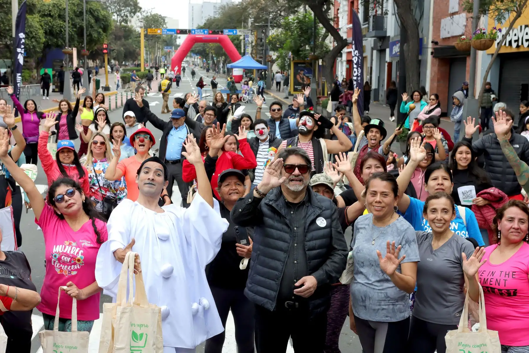 Municipalidad de Miraflores realiza  campaña "Bájale al Ruido" con actividades diversas como el clowns y mimo, en el marco del  festival Mimotón.
Foto: ANDINA / Lino Chipana.