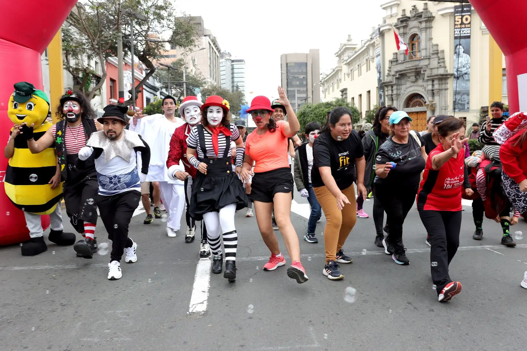 Municipalidad de Miraflores realiza  campaña "Bájale al Ruido" con actividades diversas como el clowns y mimo, en el marco del  festival Mimotón.
Foto: ANDINA / Lino Chipana.