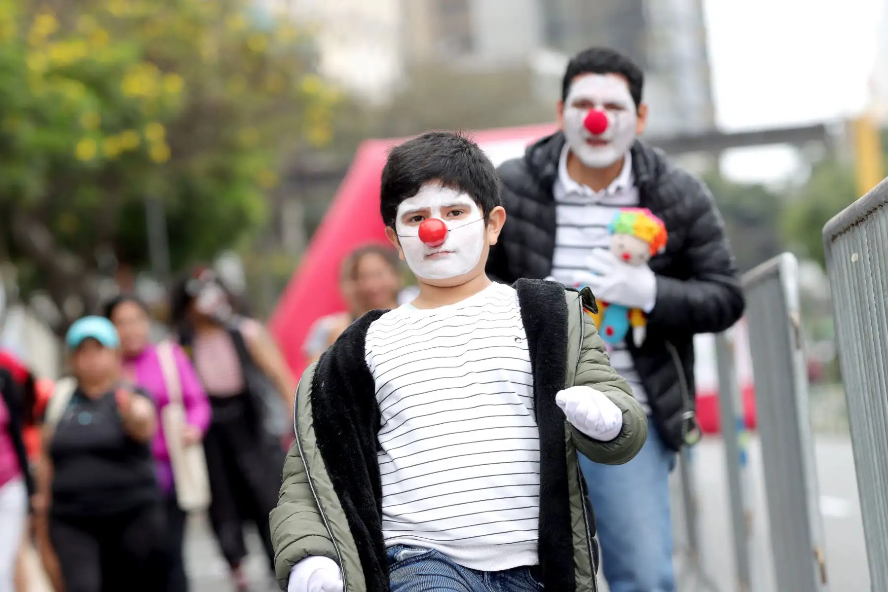 Municipalidad de Miraflores realiza  campaña "Bájale al Ruido" con actividades diversas como el clowns y mimo, en el marco del  festival Mimotón.
Foto: ANDINA / Lino Chipana.