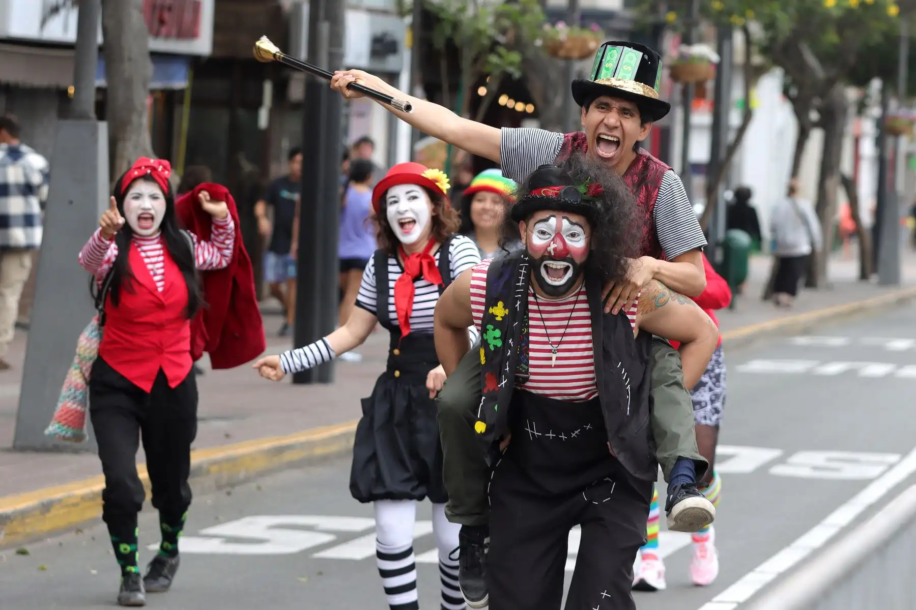 Municipalidad de Miraflores realiza  campaña "Bájale al Ruido" con actividades diversas como el clowns y mimo, en el marco del  festival Mimotón.
Foto: ANDINA / Lino Chipana.