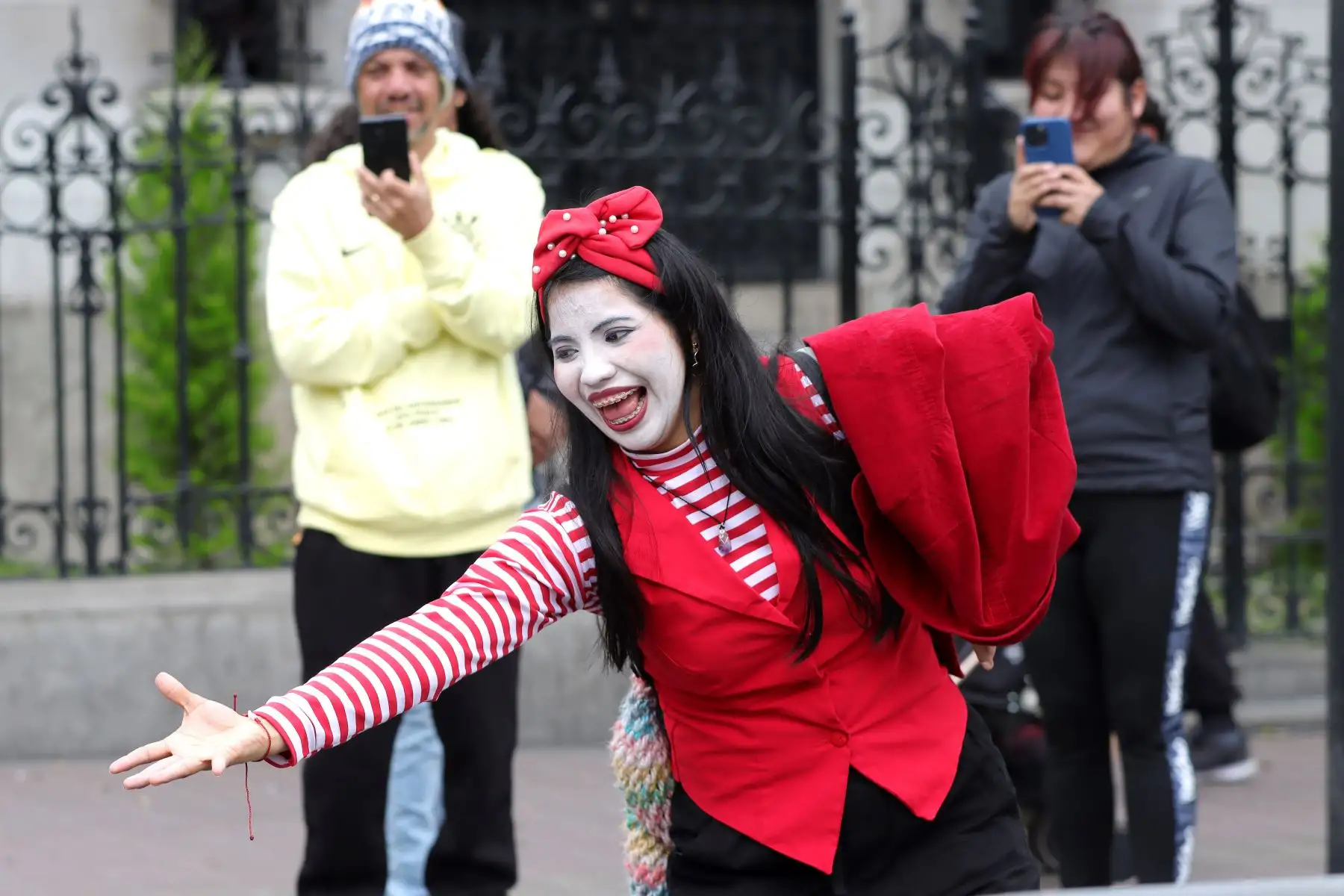 Municipalidad de Miraflores realiza  campaña "Bájale al Ruido" con actividades diversas como el clowns y mimo, en el marco del  festival Mimotón.
Foto: ANDINA / Lino Chipana.