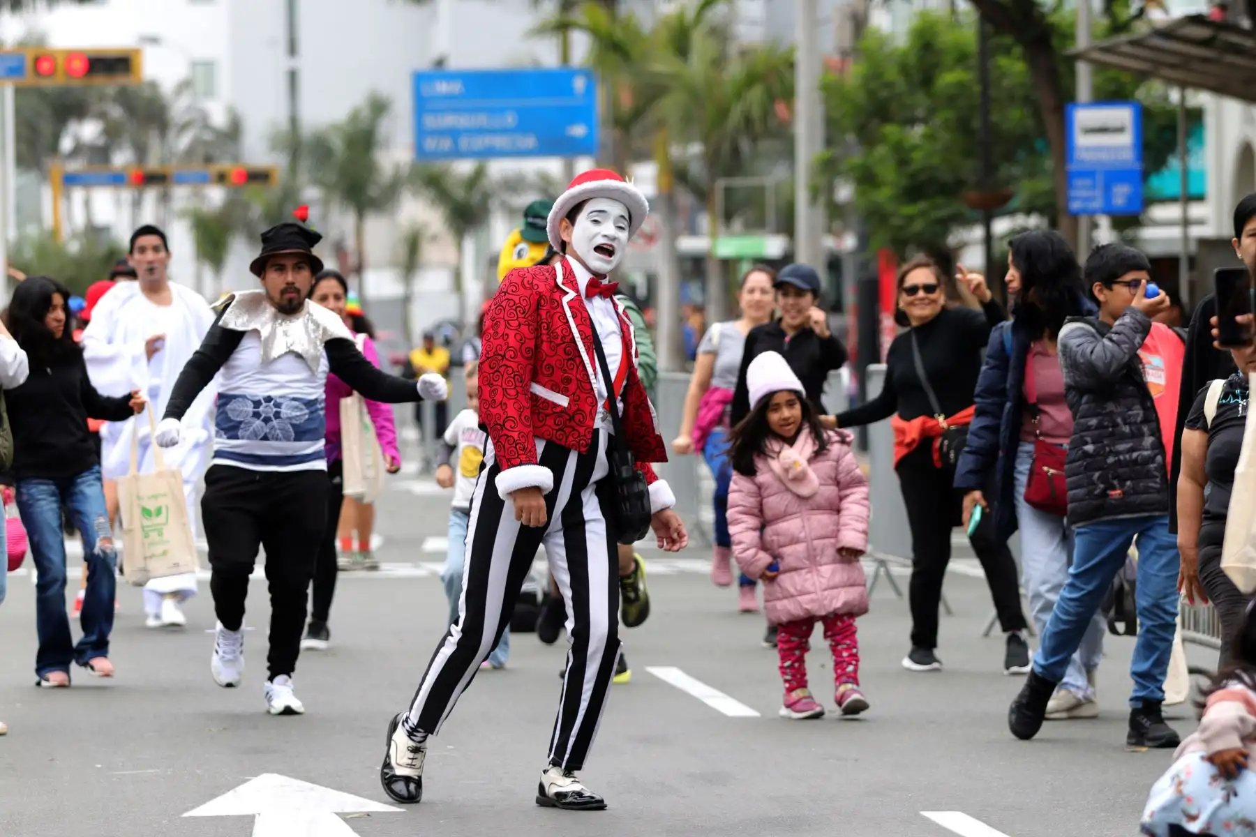 Municipalidad de Miraflores realiza  campaña "Bájale al Ruido" con actividades diversas como el clowns y mimo, en el marco del  festival Mimotón.
Foto: ANDINA / Lino Chipana.