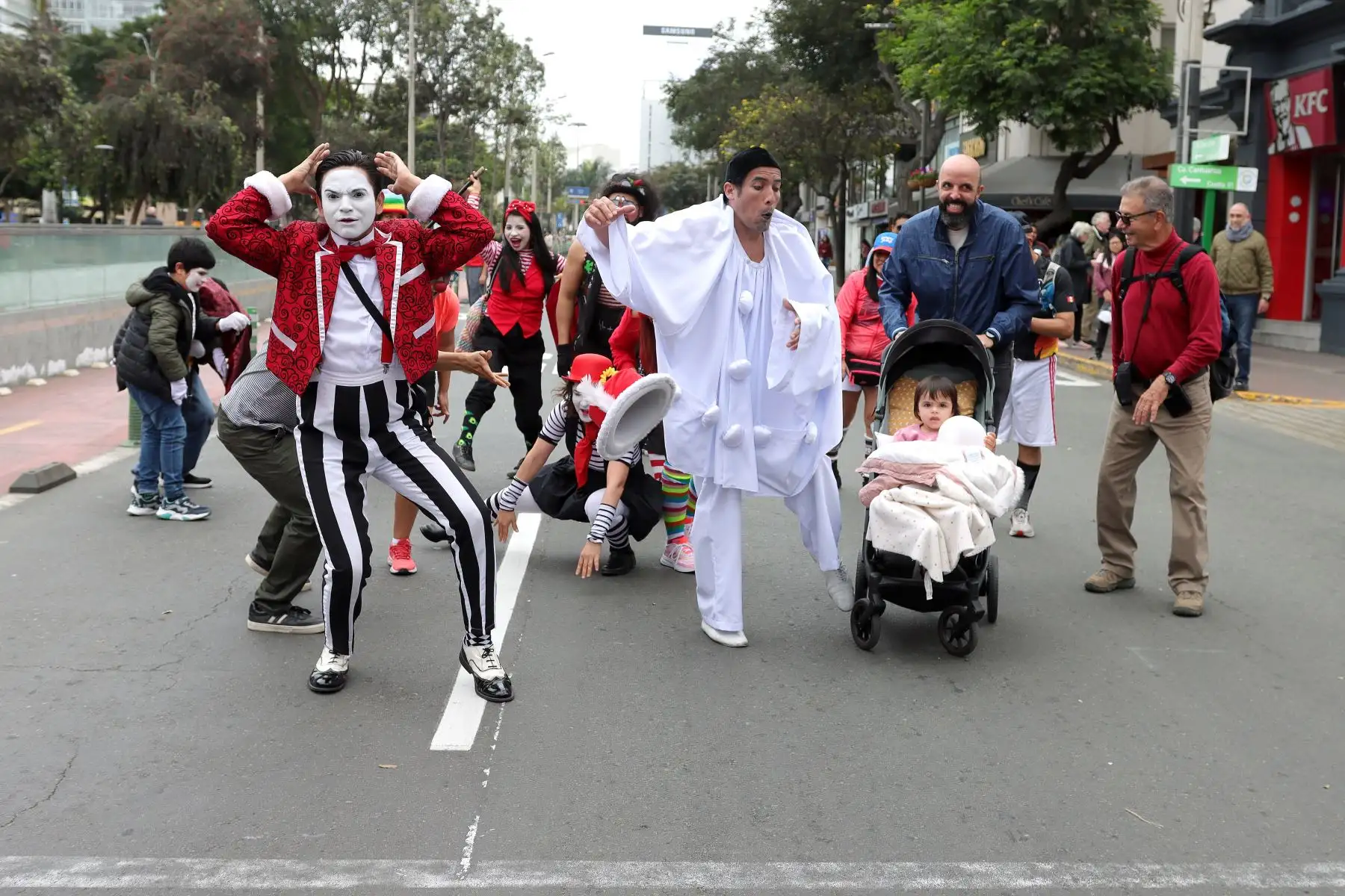 Municipalidad de Miraflores realiza  campaña "Bájale al Ruido" con actividades diversas como el clowns y mimo, en el marco del  festival Mimotón.
Foto: ANDINA / Lino Chipana.