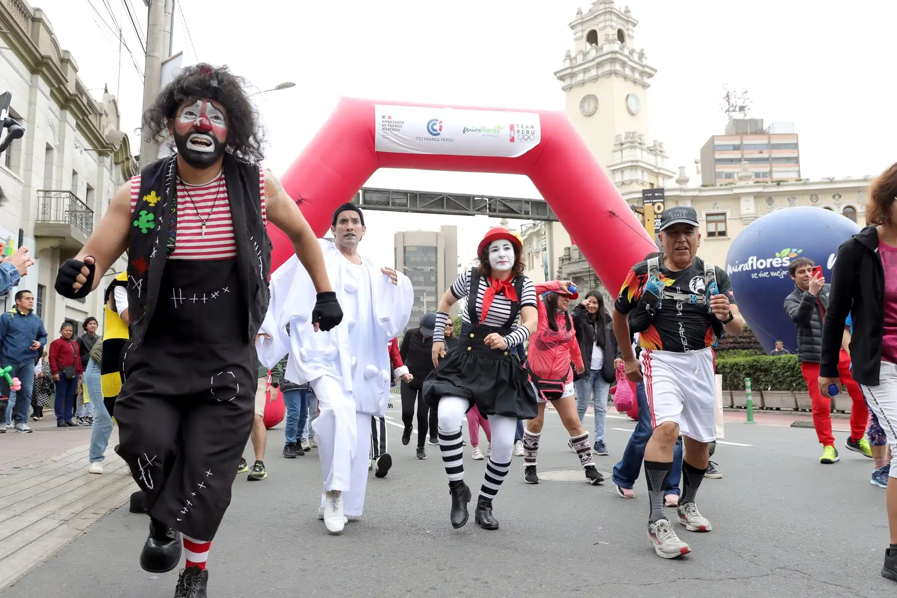 Municipalidad de Miraflores realiza  campaña "Bájale al Ruido" con actividades diversas como el clowns y mimo, en el marco del  festival Mimotón.
Foto: ANDINA / Lino Chipana.