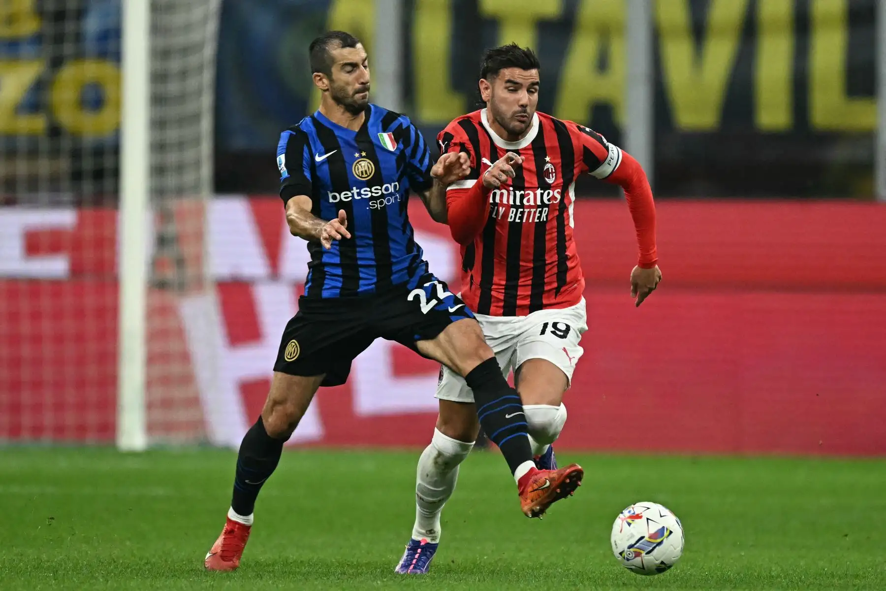 El centrocampista armenio del Inter de Milán, Henrikh Mkhitaryan, lucha por el balón con el defensor francés del AC Milan, Theo Hernández, durante el partido de fútbol de la Serie A italiana entre el Inter y el AC Milan.  
Foto: ANDINA/AFP