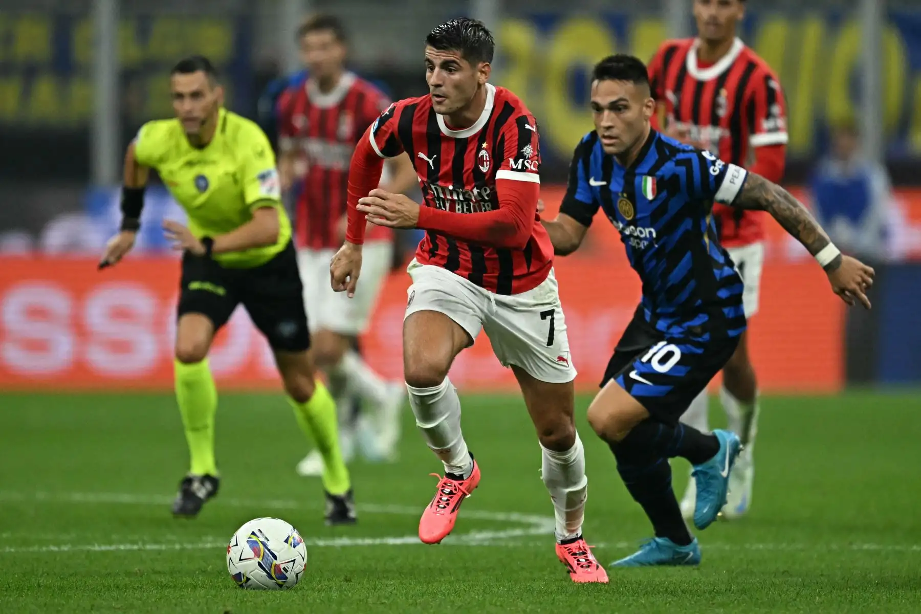 El delantero español del AC Milan, Álvaro Morata, lucha por el balón con el delantero argentino del Inter de Milán, Lautaro Martínez, durante el partido de fútbol de la Serie A italiana entre el Inter y el AC Milan. Foto: ANDINA/AFP