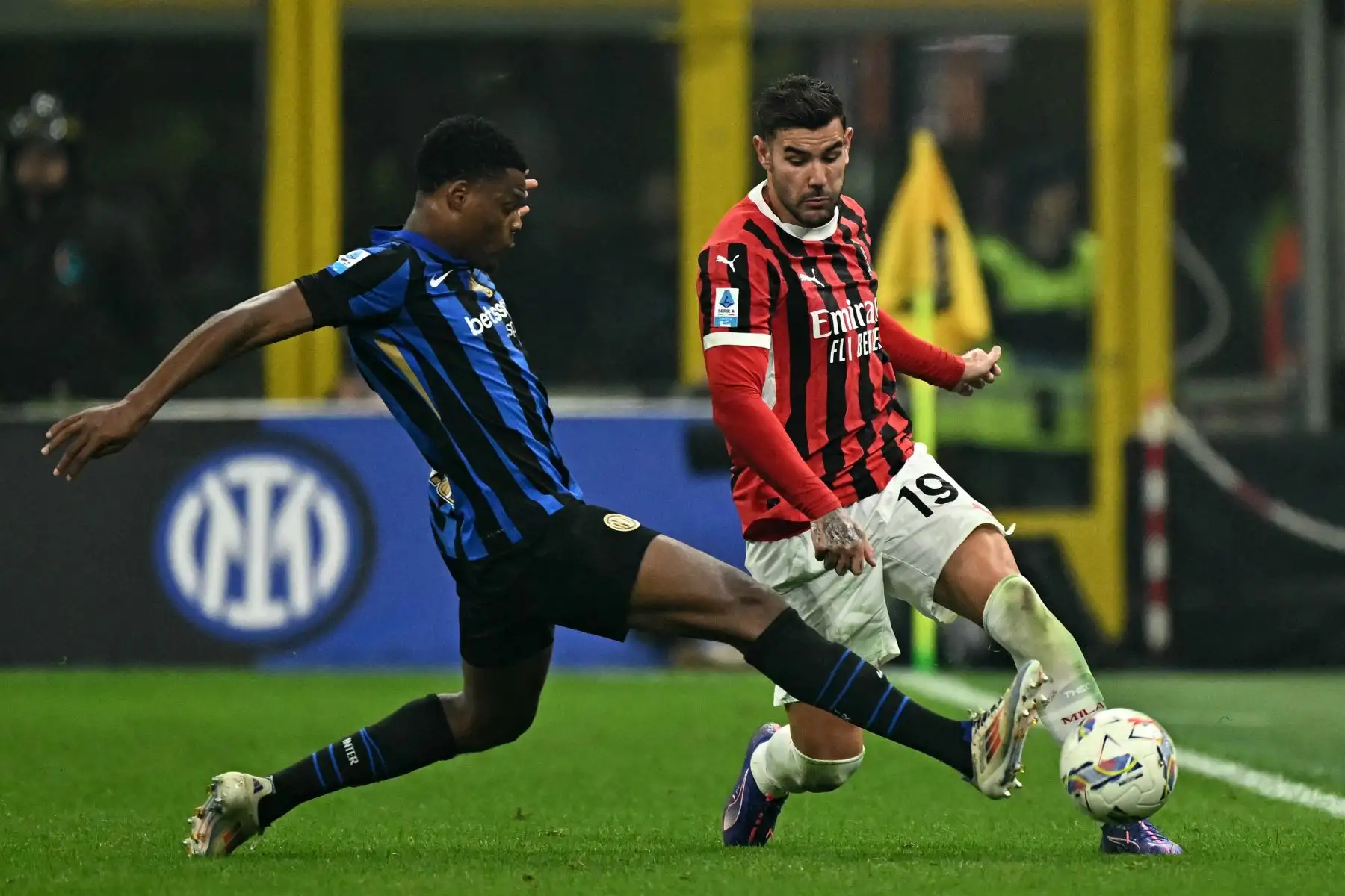 El defensa francés del AC Milan, Theo Hernández, lucha por el balón con el defensa holandés del Inter de Milán, Denzel Dumfries, durante el partido de fútbol de la Serie A italiana entre el Inter y el AC Milan. Foto: ANDINA/AFP