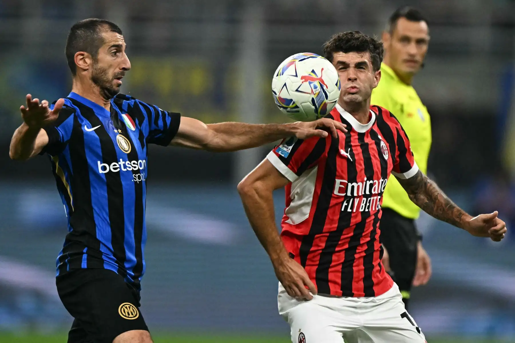 El centrocampista armenio del Inter de Milán Henrikh Mkhitaryan lucha por el balón con el delantero estadounidense del AC Milan  Christian Pulisic durante el partido de fútbol de la Serie A italiana entre el Inter y el AC Milan.  
Foto: ANDINA/AFP