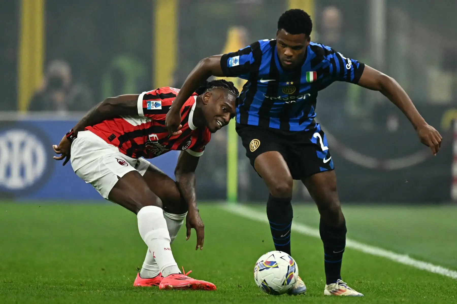 El defensa holandés del Inter de Milán, Denzel Dumfries, lucha por el balón con el delantero portugués del AC Milan, Rafael Leao, durante el partido de fútbol de la Serie A italiana entre el Inter y el AC Milan.  Foto: ANDINA/AFP