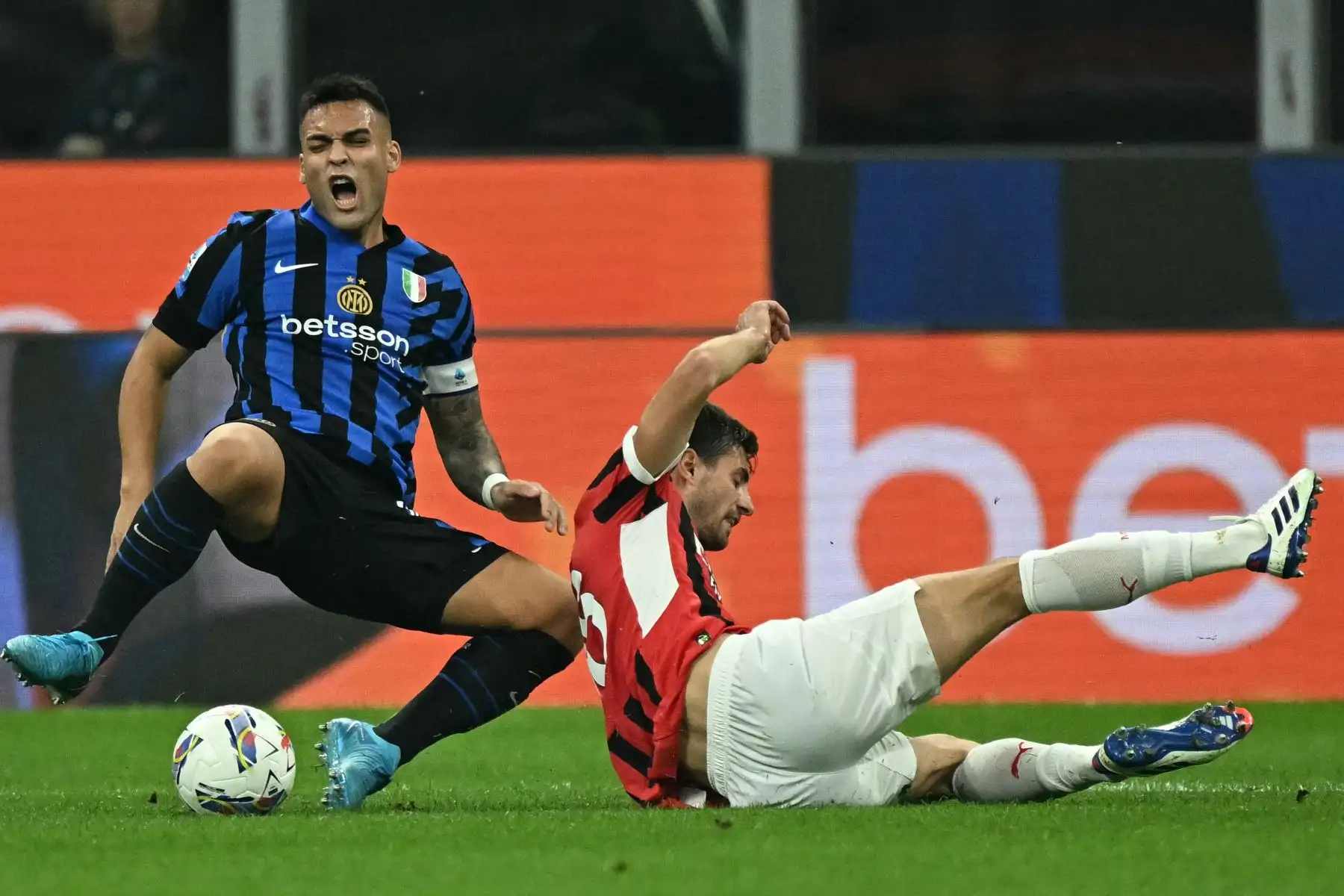 El delantero argentino del Inter de Milán, Lautaro Martínez, lucha por el balón con el defensor italiano del AC Milan, Matteo Gabbia, durante el partido de fútbol de la Serie A italiana entre el Inter y el AC Milan. Foto: ANDINA/AFP