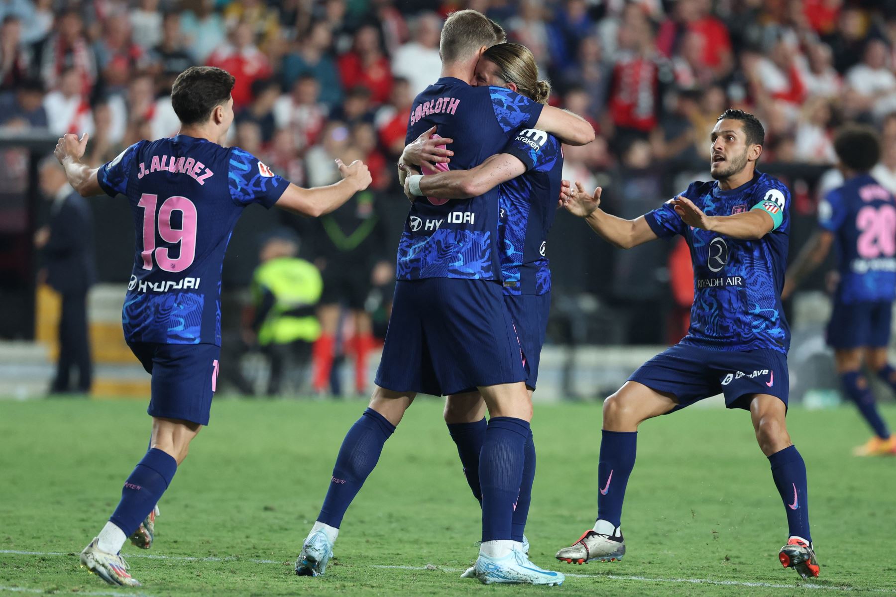 El mediocampista inglés del Atlético de Madrid, Conor Gallagher celebra con el delantero noruego del Atlético de Madrid #09 Alexander Sorloth y sus compañeros después de marcar el primer gol de su equipo durante el partido de fútbol de la liga española entre el Rayo Vallecano de Madrid y el Club Atlético de Madrid en el estadio de Vallecas en Madrid.
Foto: AFP