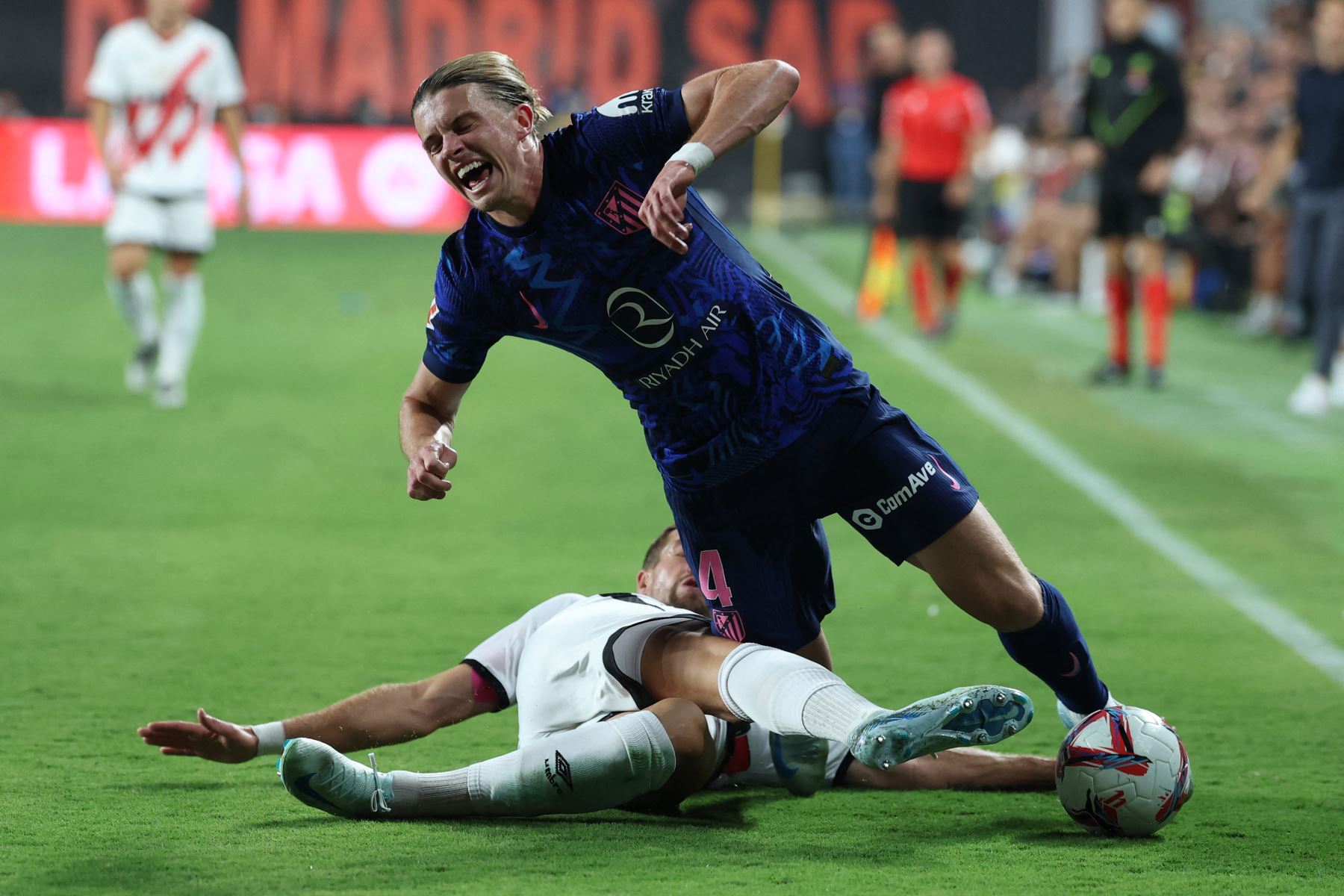 El defensor francés  del Rayo Vallecano, Florian Lejeune, se enfrenta al mediocampista inglés del Atlético de Madrid, Conor Gallagher, durante el partido de fútbol de la liga española entre el Rayo Vallecano de Madrid y el Club Atlético de Madrid en el estadio de Vallecas en Madrid.
Foto: AFP