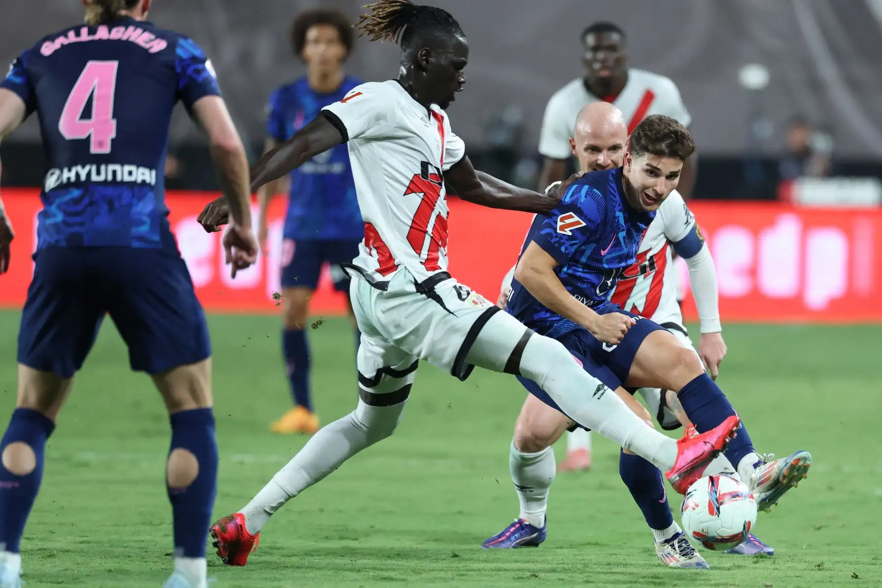 El centrocampista senegalés del Rayo Vallecano Pathe Ciss lucha por el balón con el delantero argentino del Atlético de Madrid, Julián Álvarez  durante el partido de fútbol de la liga española entre el Rayo Vallecano de Madrid y el Club Atlético de Madrid en el estadio de Vallecas en Madrid.
Foto: AFP