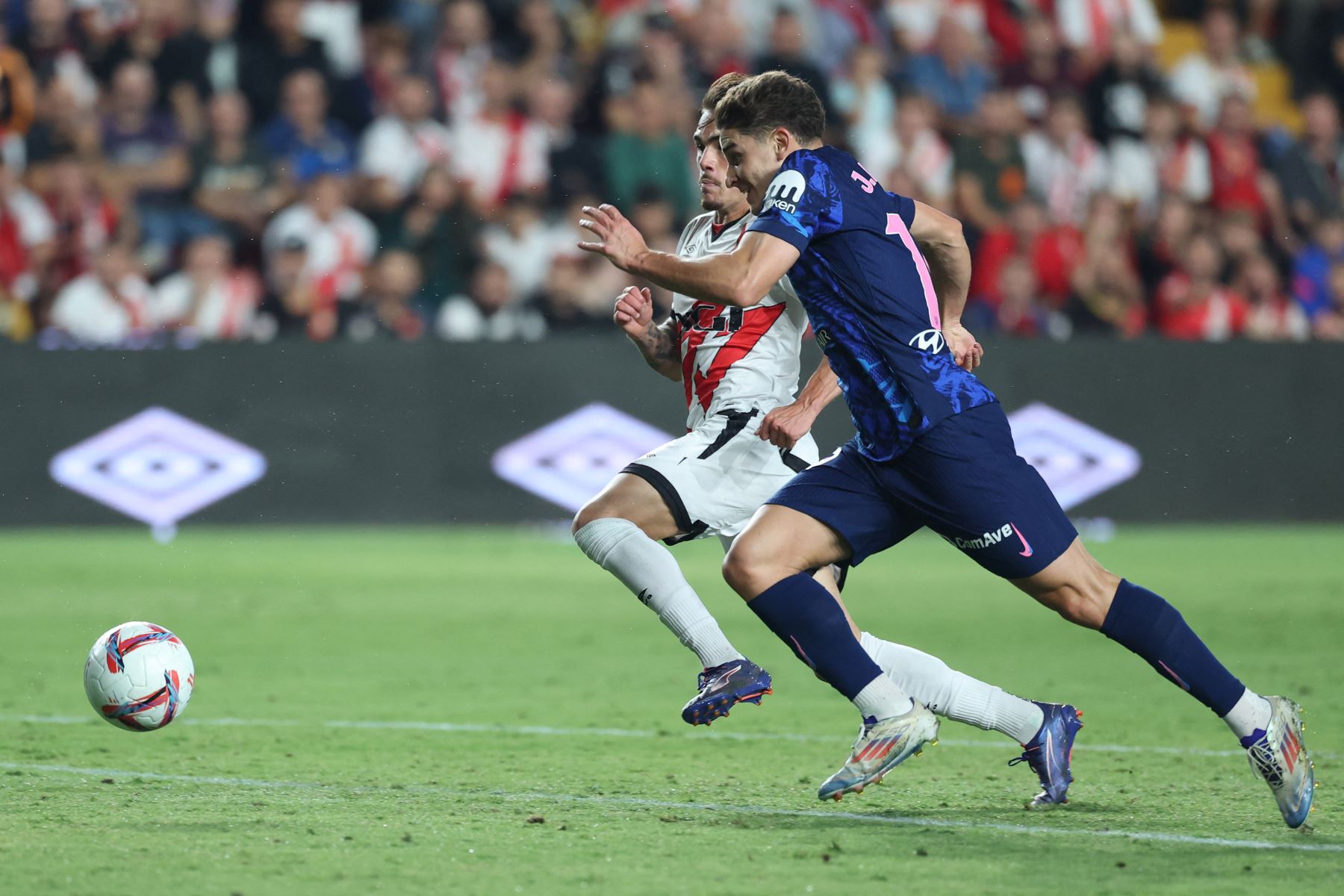 El mediocampista español del Rayo Vallecano,  Unai López lucha por el balón con el delantero argentino del Atlético de Madrid, Julián Álvarez durante el partido de fútbol de la liga española entre el Rayo Vallecano de Madrid y el Club Atlético de Madrid en el estadio de Vallecas en Madrid.
Foto: AFP