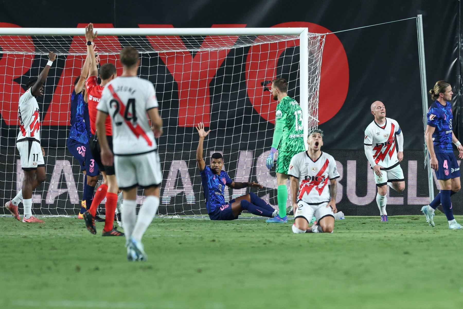 El delantero español del Rayo Vallecano, Isi Palazón celebra después de marcar el primer gol de su equipo durante el partido de fútbol de la liga española entre el Rayo Vallecano de Madrid y el Club Atlético de Madrid en el estadio de Vallecas en Madrid.
Foto: AFP