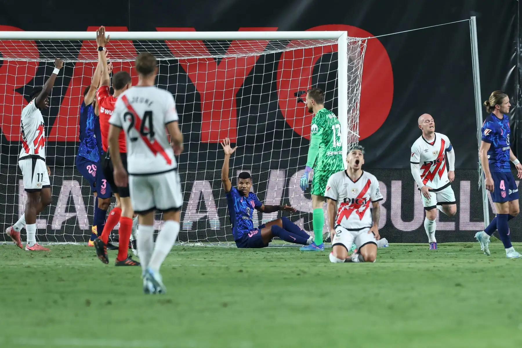 El delantero español del Rayo Vallecano, Isi Palazón celebra después de marcar el primer gol de su equipo durante el partido de fútbol de la liga española entre el Rayo Vallecano de Madrid y el Club Atlético de Madrid en el estadio de Vallecas en Madrid.
Foto: AFP