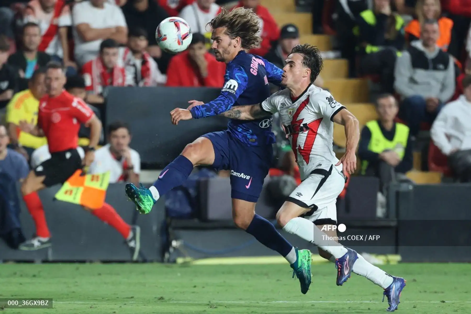 El delantero francés del Atlético de Madrid, Antoine Griezmann  lucha por el balón con el defensa español del Rayo Vallecano,  Pep Chavarria durante el partido de fútbol de la liga española entre el Rayo Vallecano de Madrid y el Club Atlético de Madrid en el estadio de Vallecas en Madrid.
Foto: AFP