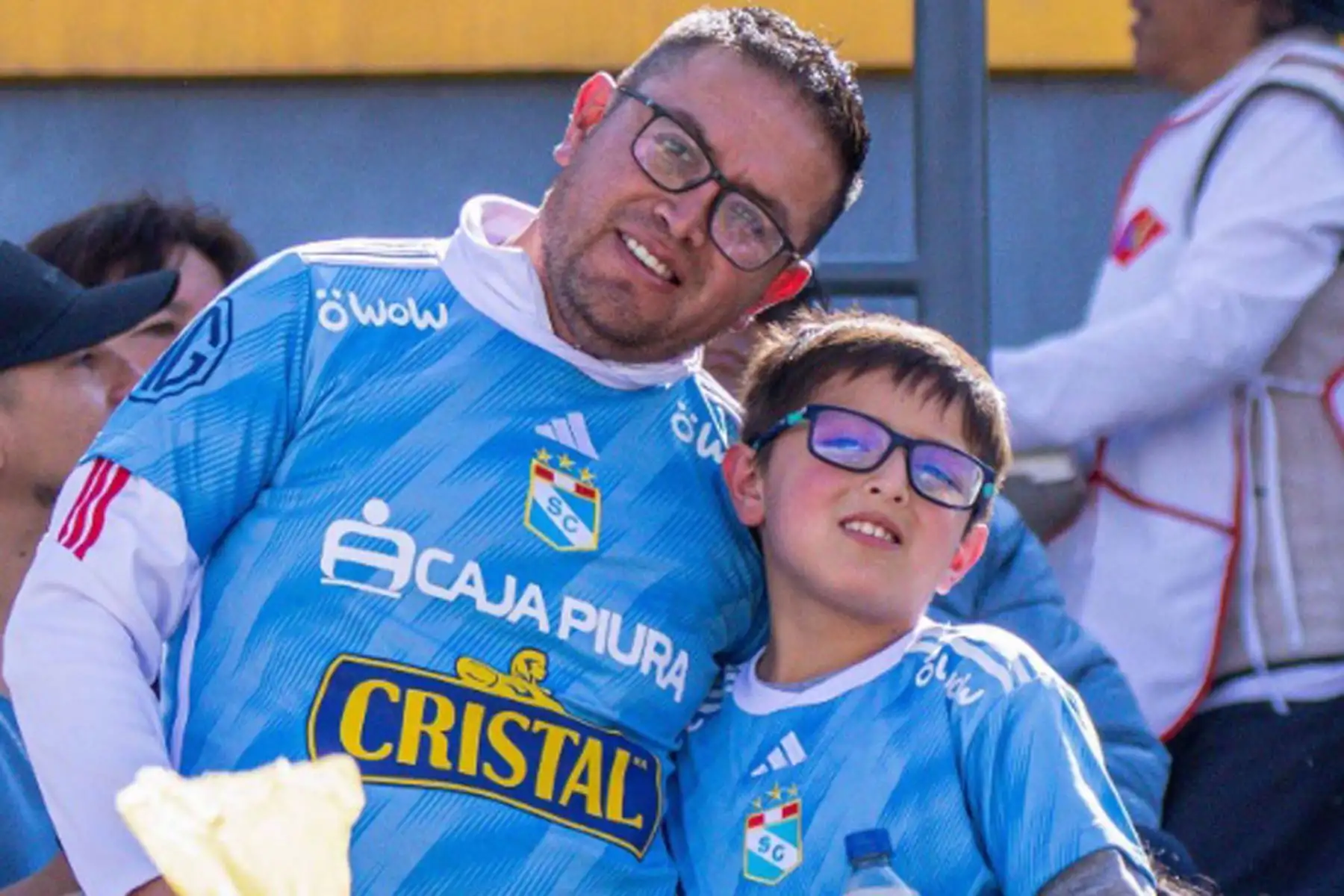 Hinchas  de Sporting Cristal  alientan a su equipo  por la fecha 12 del Torneo Clausura 2024  en el Garcilaso de la Vega.
Foto: @Liga1TeApuesto