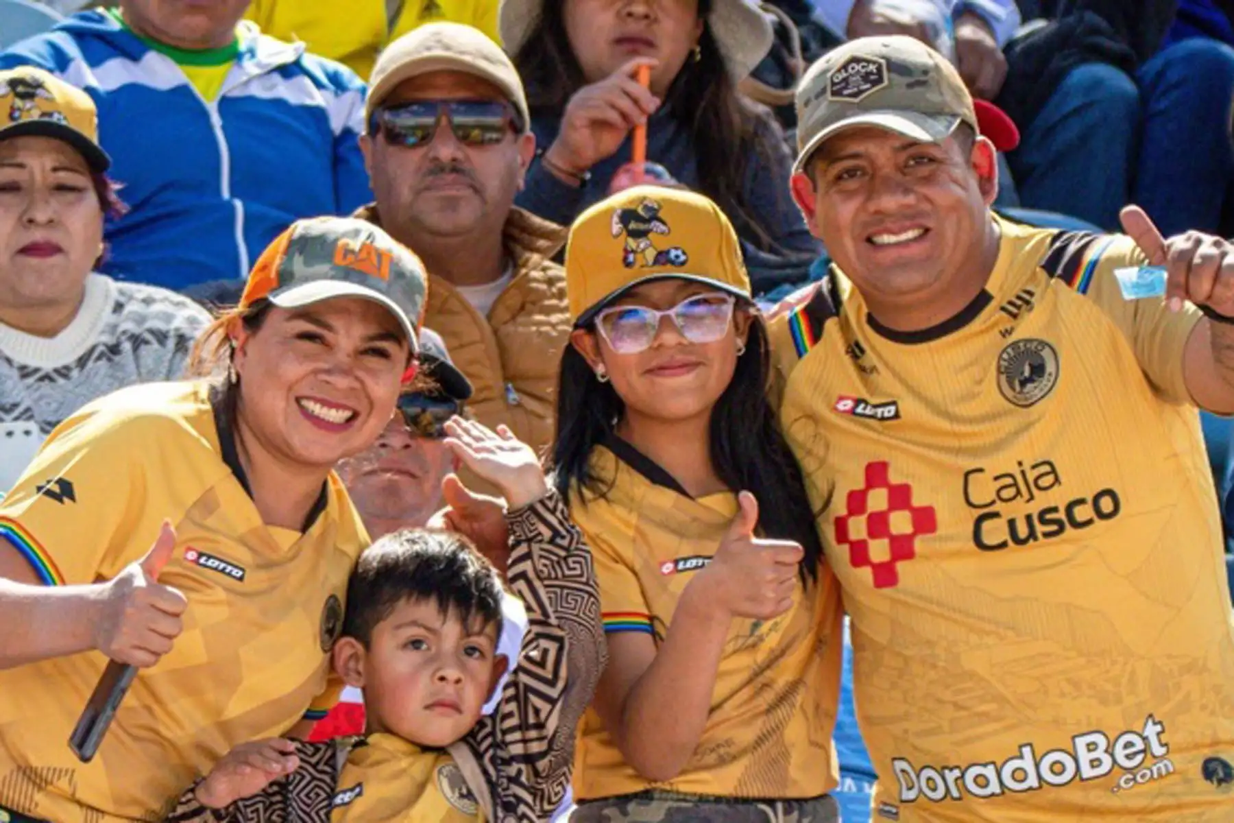Hinchas  de Cusco FC  alientan a su equipo  por la fecha 12 del Torneo Clausura 2024  en el Garcilaso de la Vega.
Foto: @Liga1TeApuesto