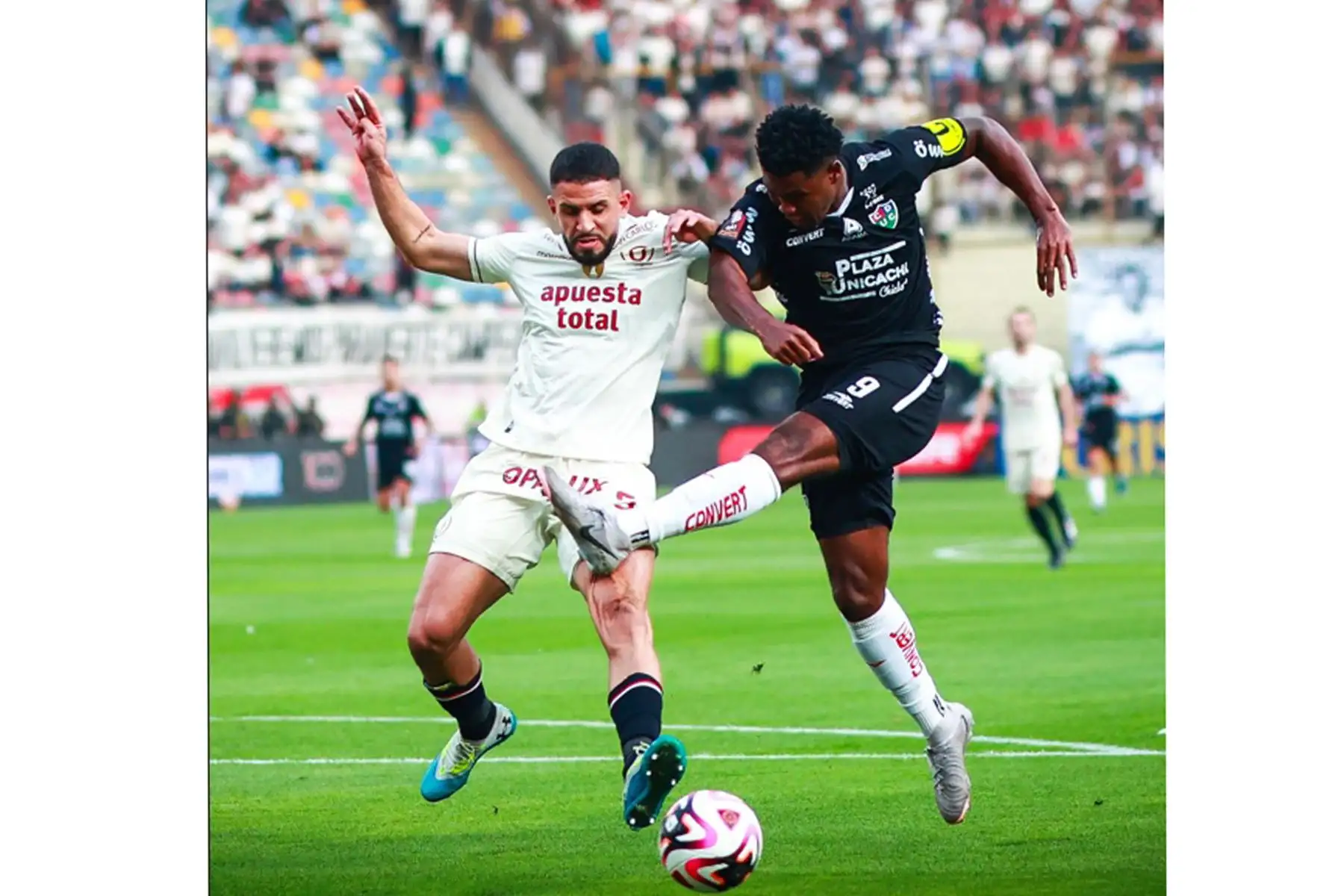 El jugador Di Benedetto de Universitario de Deportes  disputa el balón ante el jugador de Unión Comercio por la fecha 12 del Torneo Clausura 2024  en el Monumental de Ate.
Foto: Universitario de Deportes