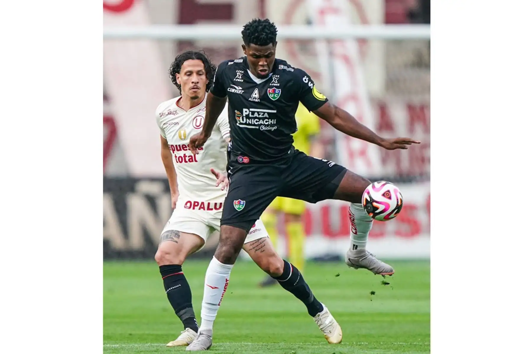 El jugador William Riveros de Universitario de Deportes  disputa el balón ante el jugador de Unión Comercio por la fecha 12 del Torneo Clausura 2024  en el Monumental de Ate.
Foto: Liga 1