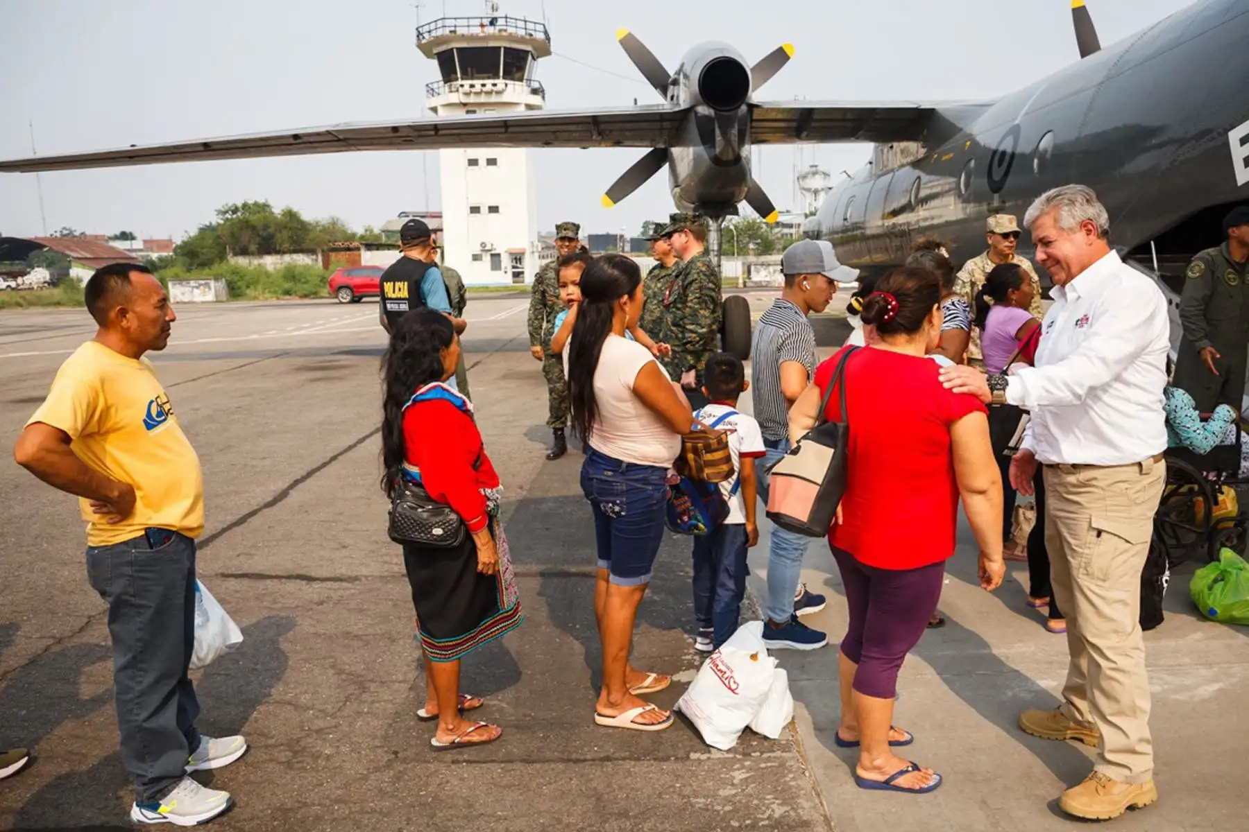 El ministro de Defensa, Walter Astudillo, arribó este domingo a Pucallpa, departamento de Ucayali, a fin de evaluar las acciones conjuntas frente a los incendios forestales, donde las Fuerzas Armadas intervienen desde el primer momento de la emergencia.
Foto: Mindef