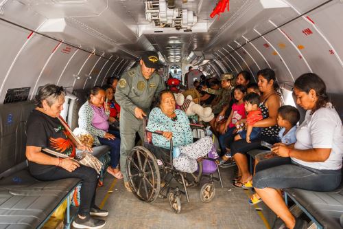 Ministro de Defensa coordina acciones en Ucayali frente a incendios forestales