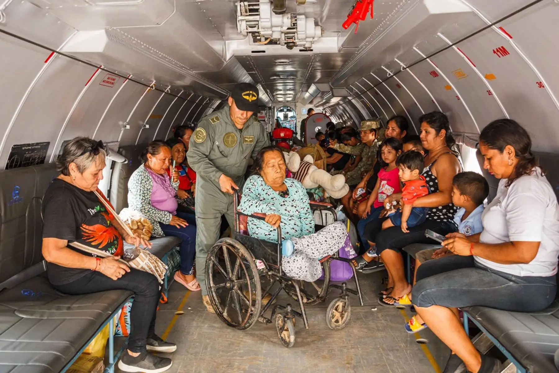 El ministro de Defensa, Walter Astudillo, arribó este domingo a Pucallpa, departamento de Ucayali, a fin de evaluar las acciones conjuntas frente a los incendios forestales, donde las Fuerzas Armadas intervienen desde el primer momento de la emergencia.
Foto: Mindef