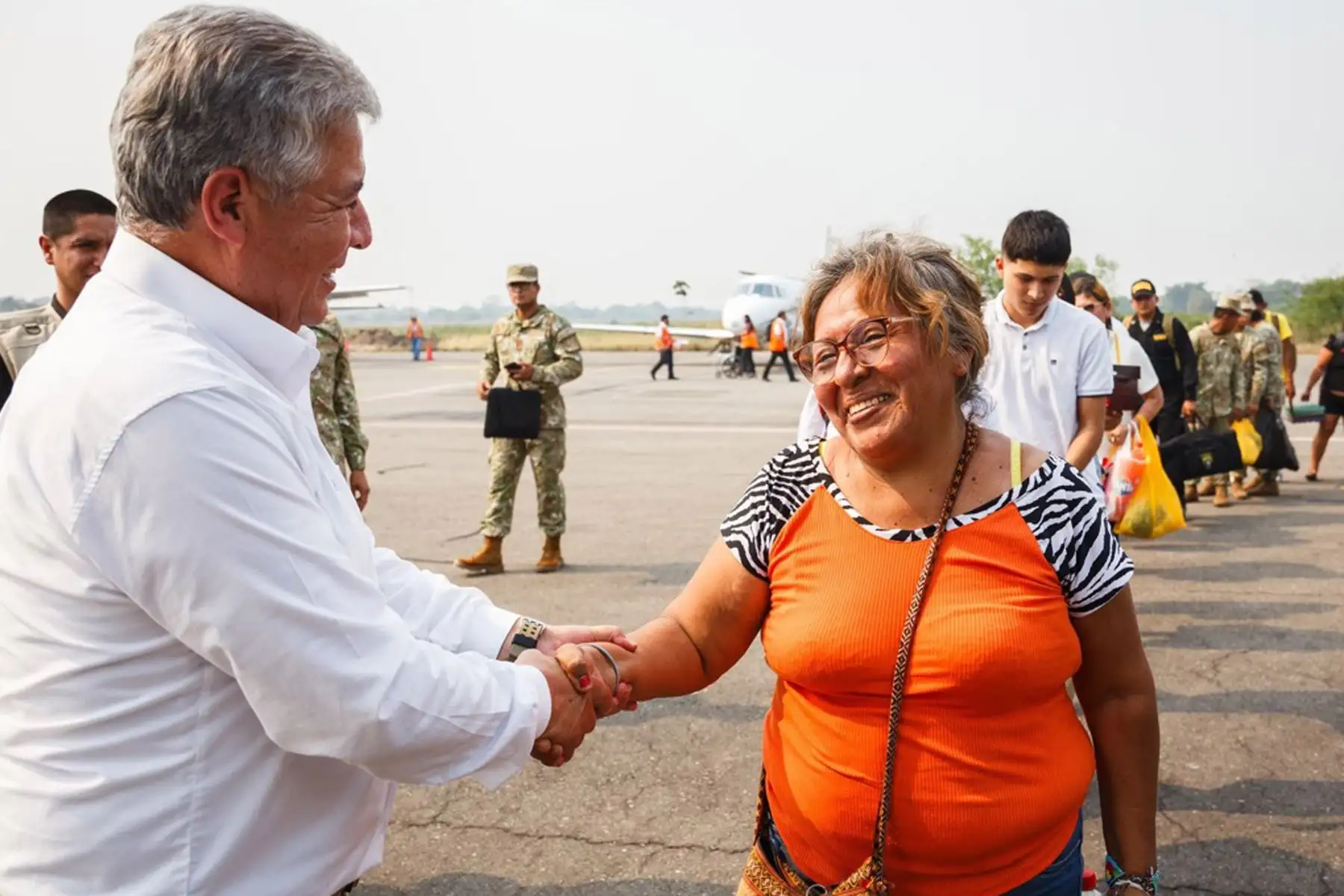 El ministro de Defensa, Walter Astudillo, arribó este domingo a Pucallpa, departamento de Ucayali, a fin de evaluar las acciones conjuntas frente a los incendios forestales, donde las Fuerzas Armadas intervienen desde el primer momento de la emergencia.
Foto: Mindef