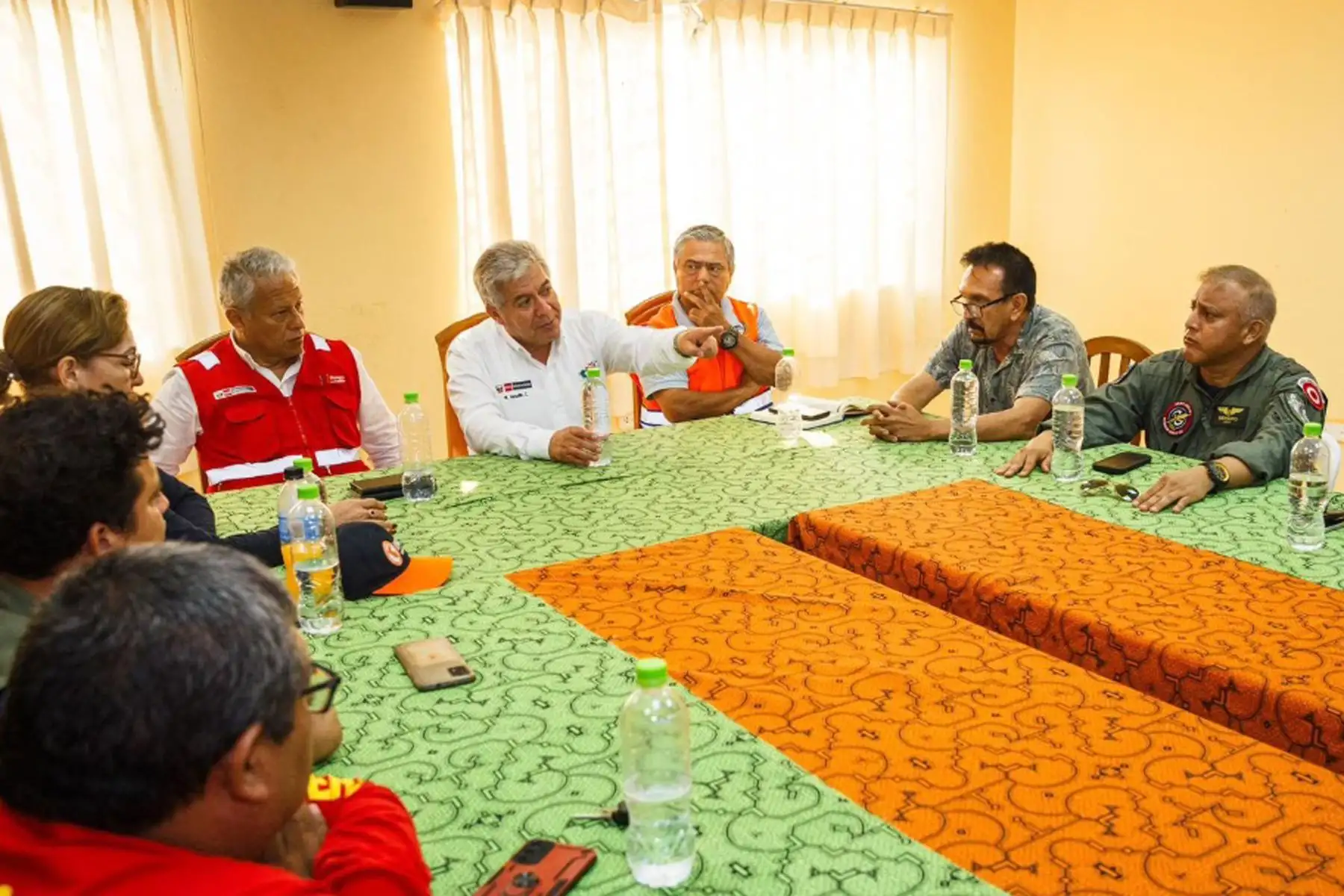 El ministro de Defensa, Walter Astudillo, tuvo una reunión de coordinación con el director COER Ucayali, el viceministro del ambiente y la directora de INDECI Ucayali. 
Foto: Mindef