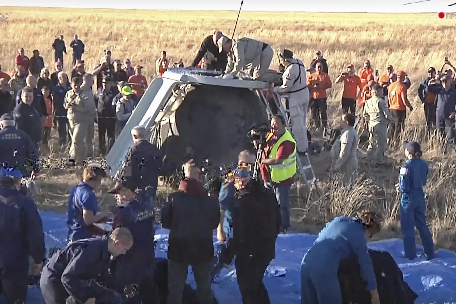 Miembros del equipo de rescate ayudando al cosmonauta ruso Oleg Kononenko a salir de la cápsula espacial Soyuz MS-25 poco después de aterrizar al sureste de la ciudad de Zhezkazgan, Kazajstán. Foto: EFE