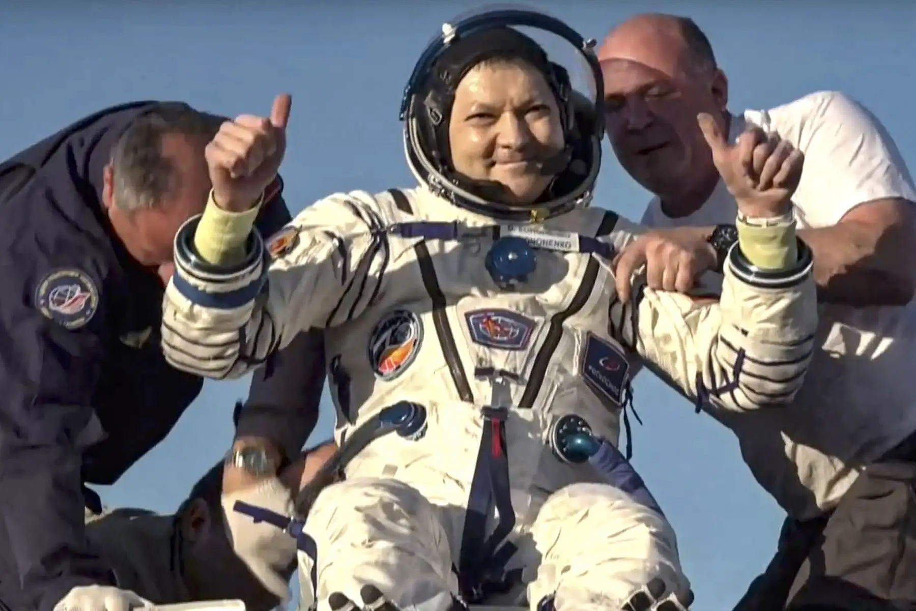Miembros del equipo de rescate ayudando al cosmonauta ruso Oleg Kononenko a salir de la cápsula espacial Soyuz MS-25 poco después de aterrizar al sureste de la ciudad de Zhezkazgan, Kazajstán