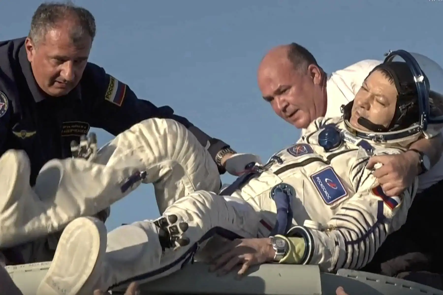 Miembros del equipo de rescate ayudando al cosmonauta ruso Oleg Kononenko a salir de la cápsula espacial Soyuz MS-25 poco después de aterrizar al sureste de la ciudad de Zhezkazgan, Kazajstán