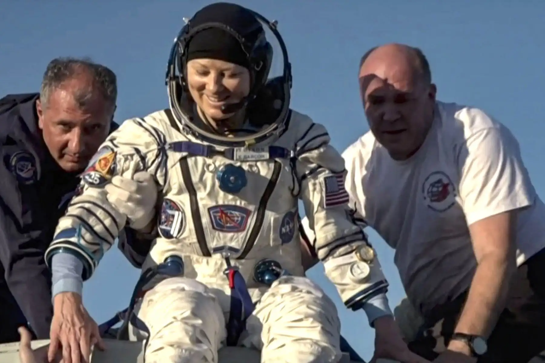 La astronauta de la NASA Tracy Dyson poco después de aterrizar en la cápsula espacial Soyuz MS-25 al sureste de la ciudad de Zhezkazgan, Kazajstán. Foto: EFE